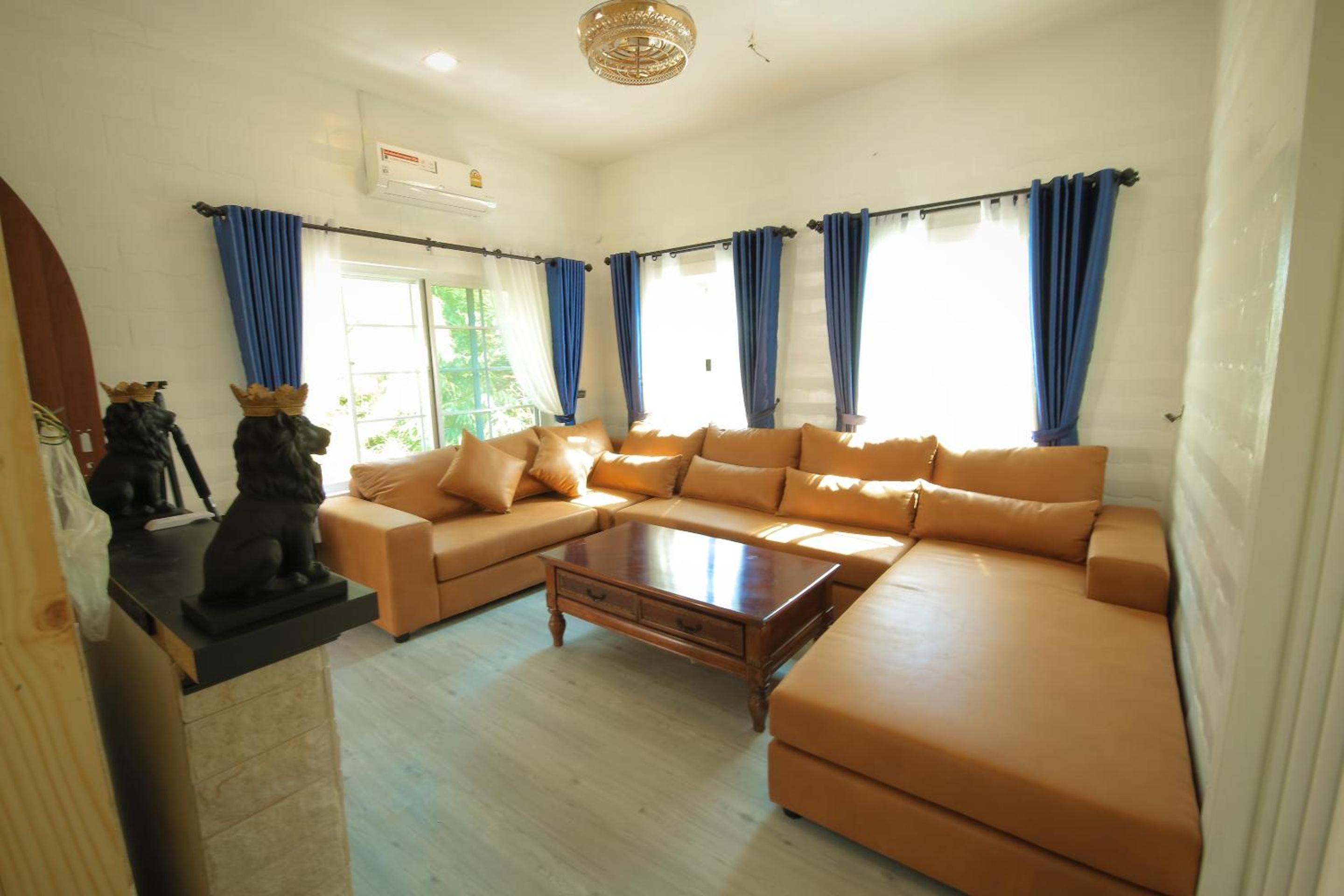 Family Room with Mountain View photo 3