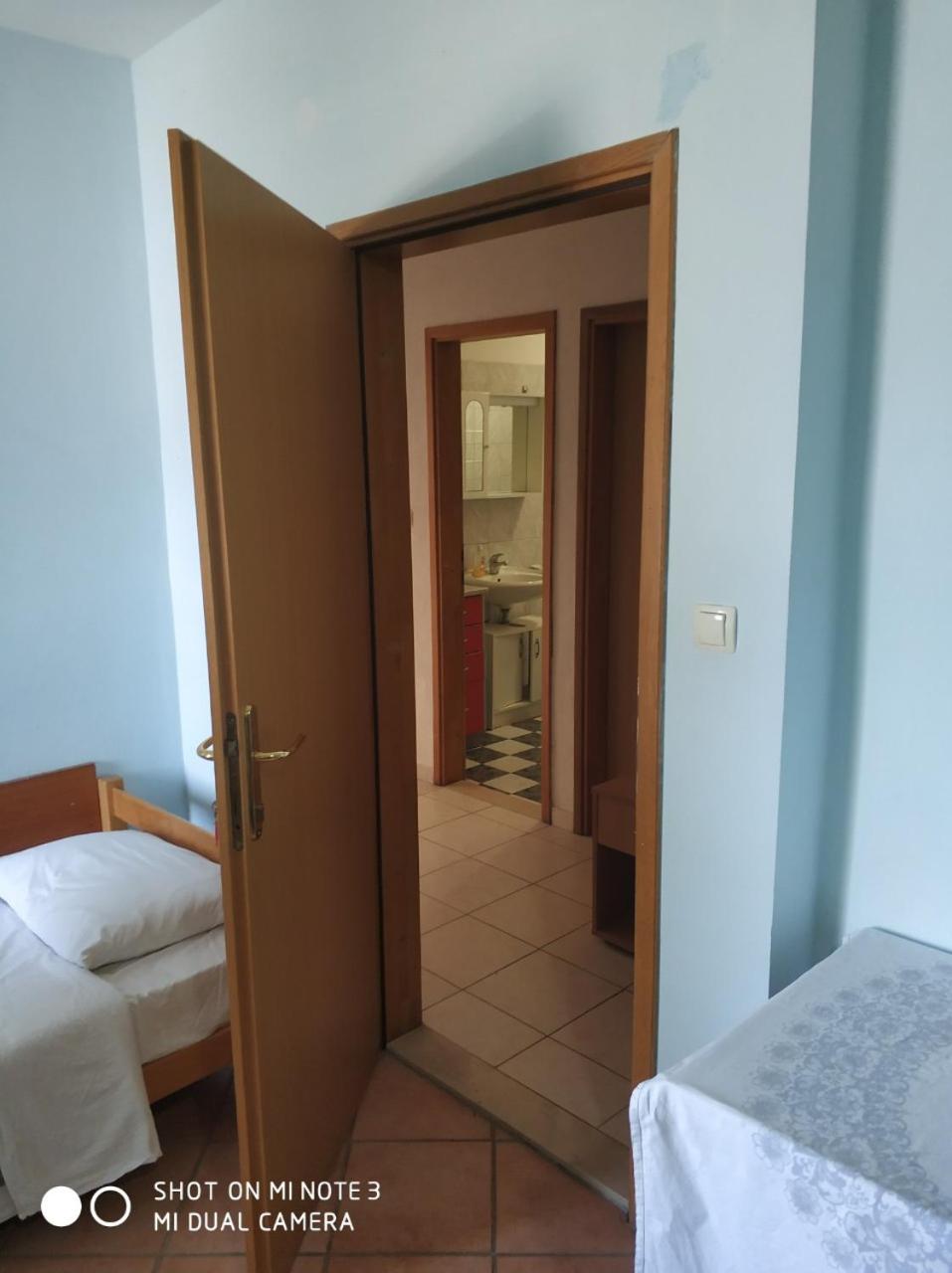 Triple Room with Balcony - Photo 11