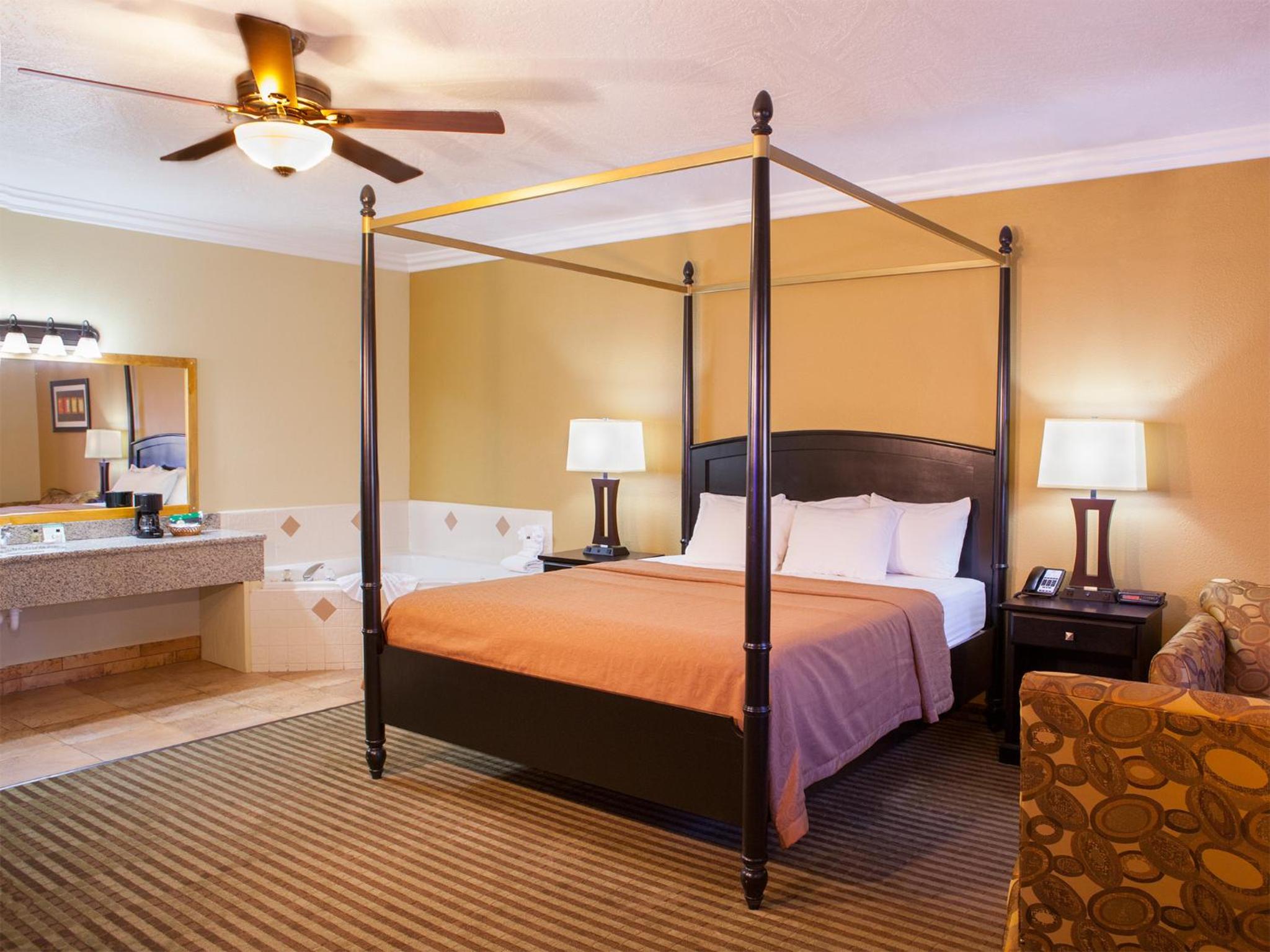King Room with Spa Bath - Seasonal Fireplace