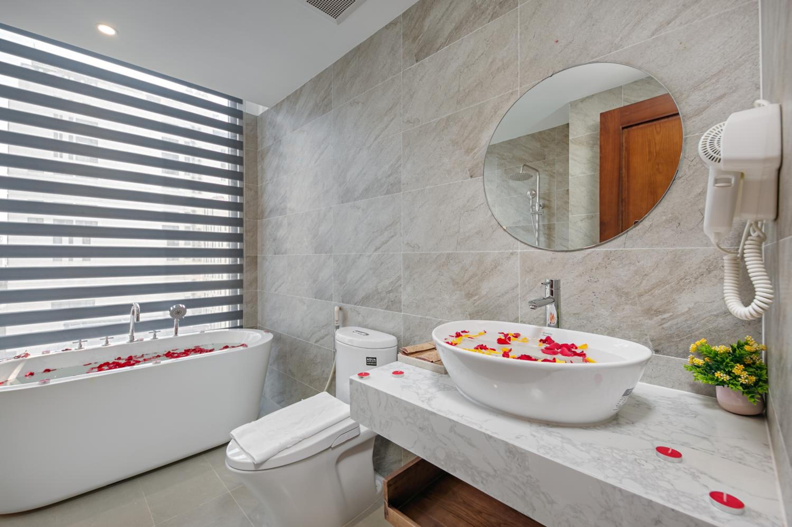 Suite Double Or Twin With Partial Sea View With Bath Tub - Photo 4