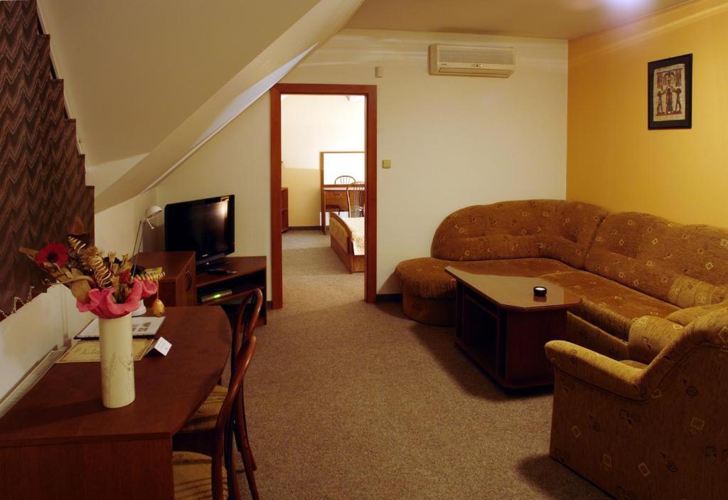 Suite - Photo 1