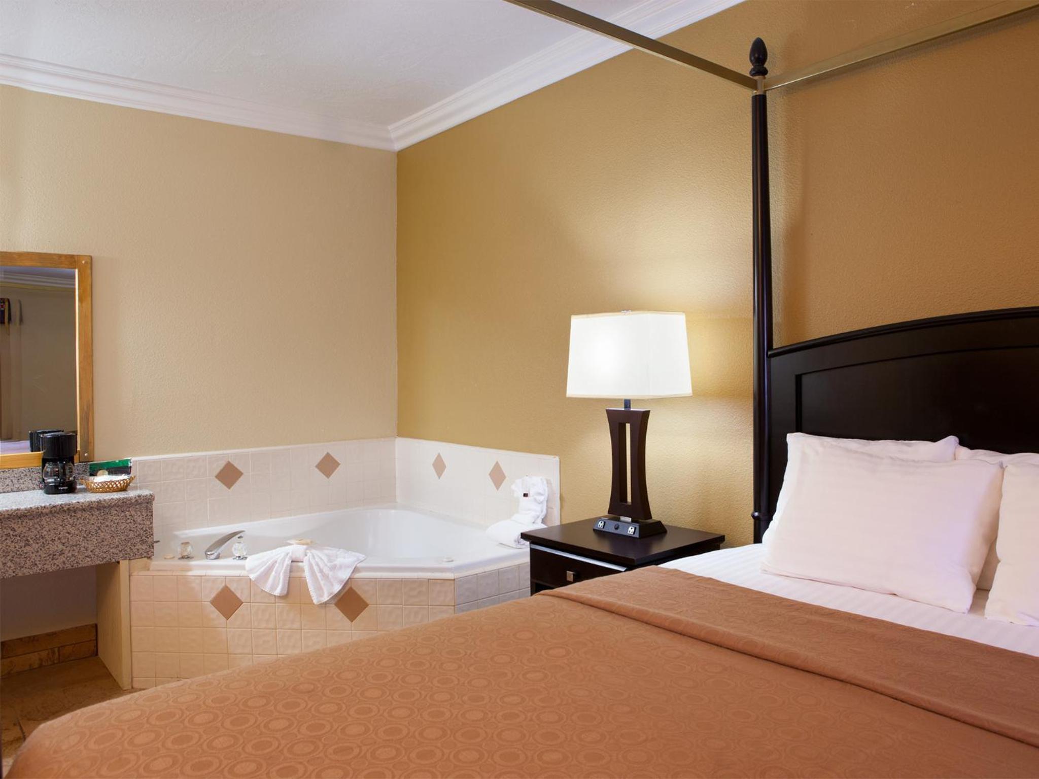 King Room with Spa Bath - Seasonal Fireplace photo 3