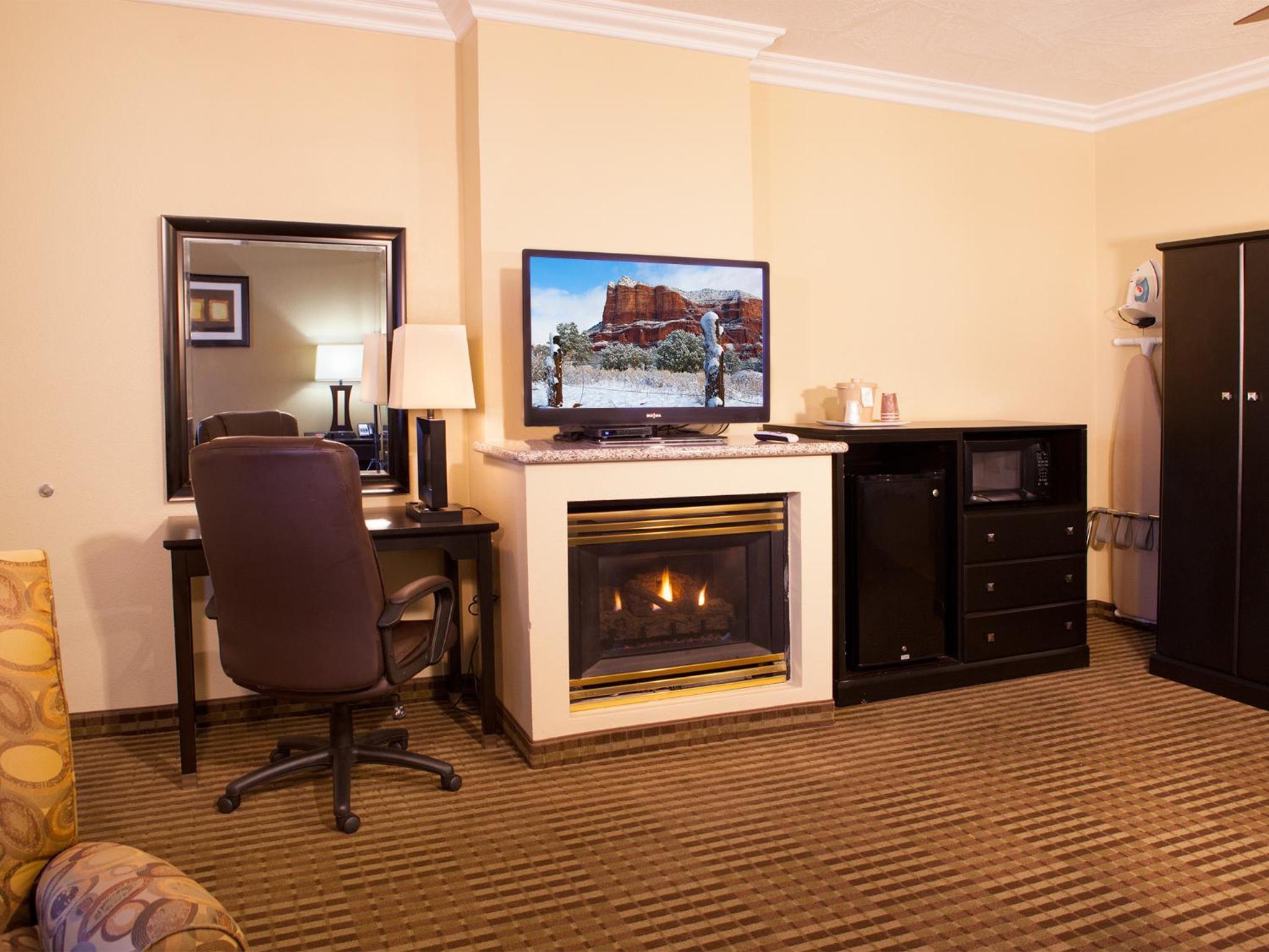 King Room with Spa Bath - Seasonal Fireplace photo 2