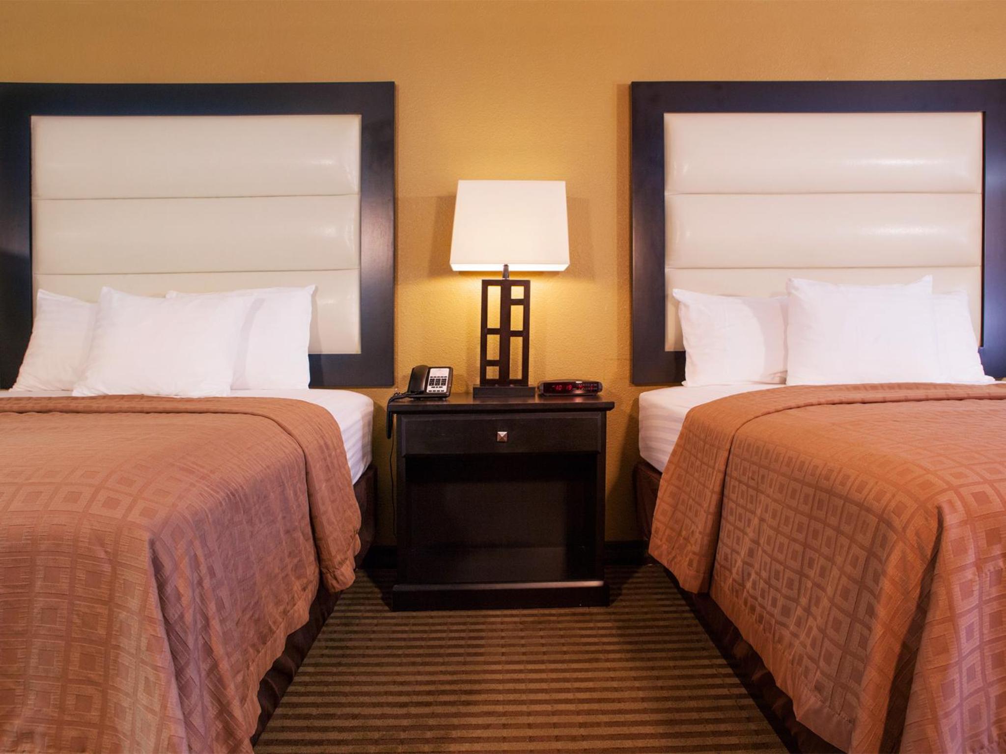 Queen Room with 2 Queen Beds - Non-Smoking - Photo 2