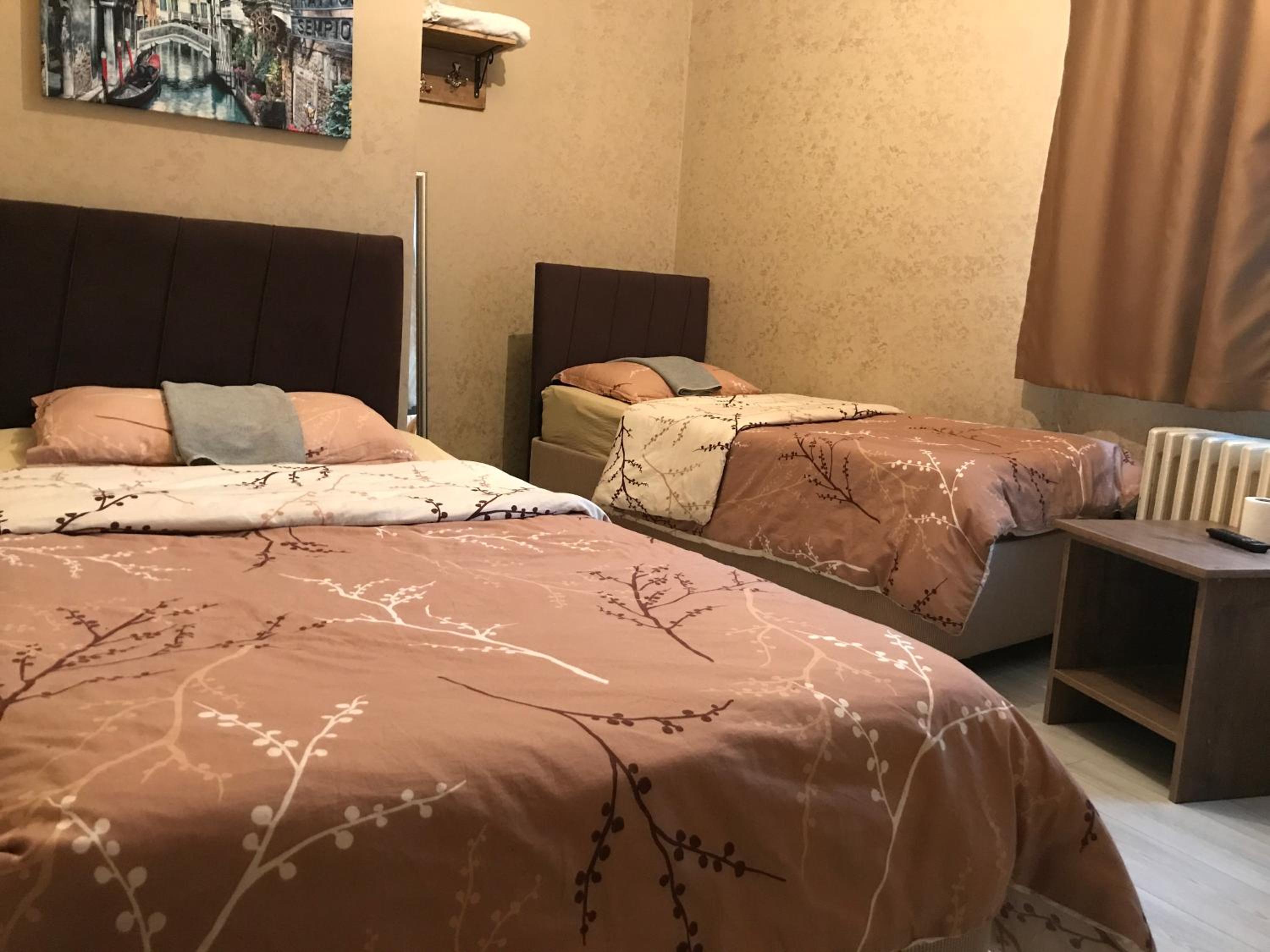 Twin Room with Private Bathroom photo 1
