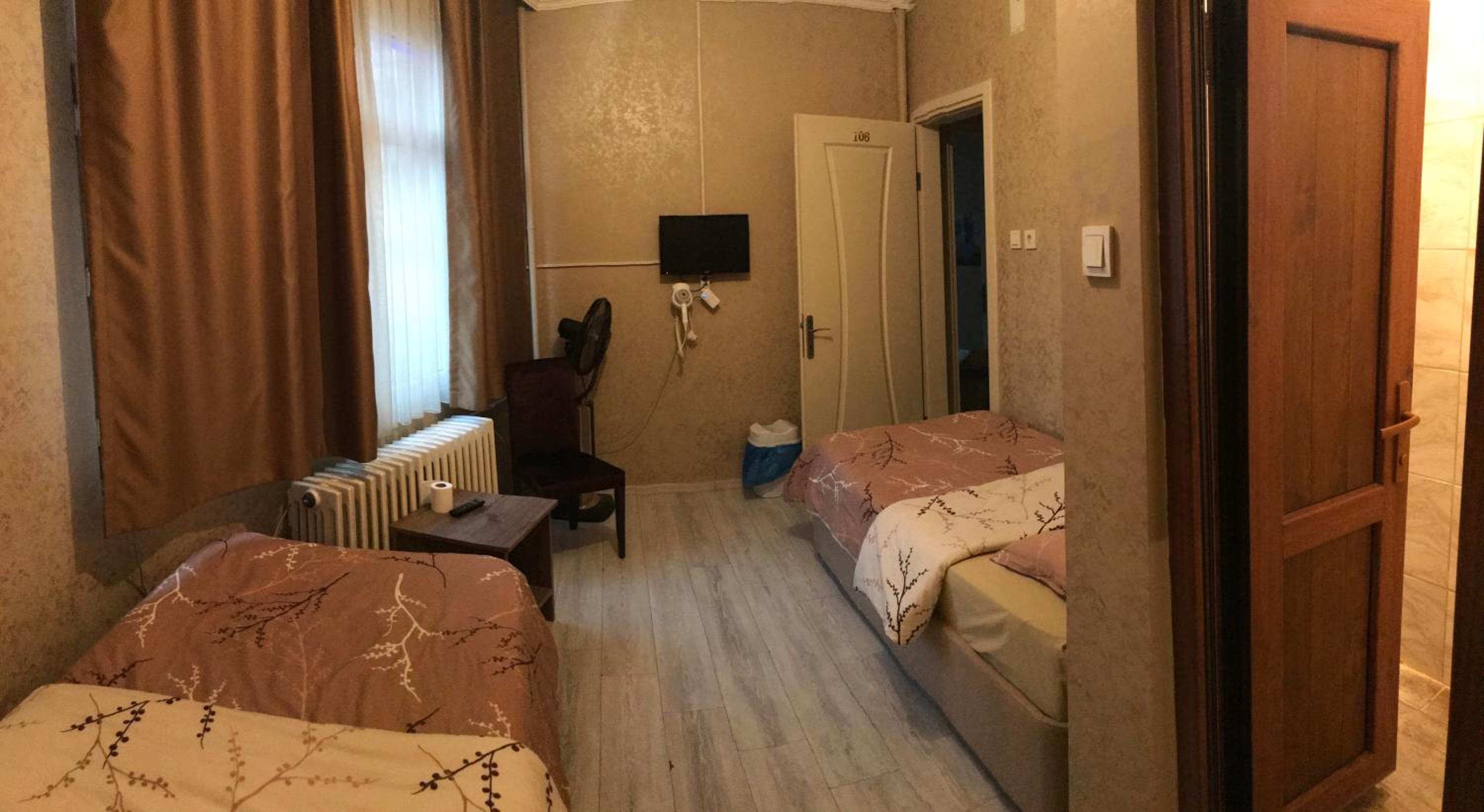 Twin Room with Private Bathroom photo 3