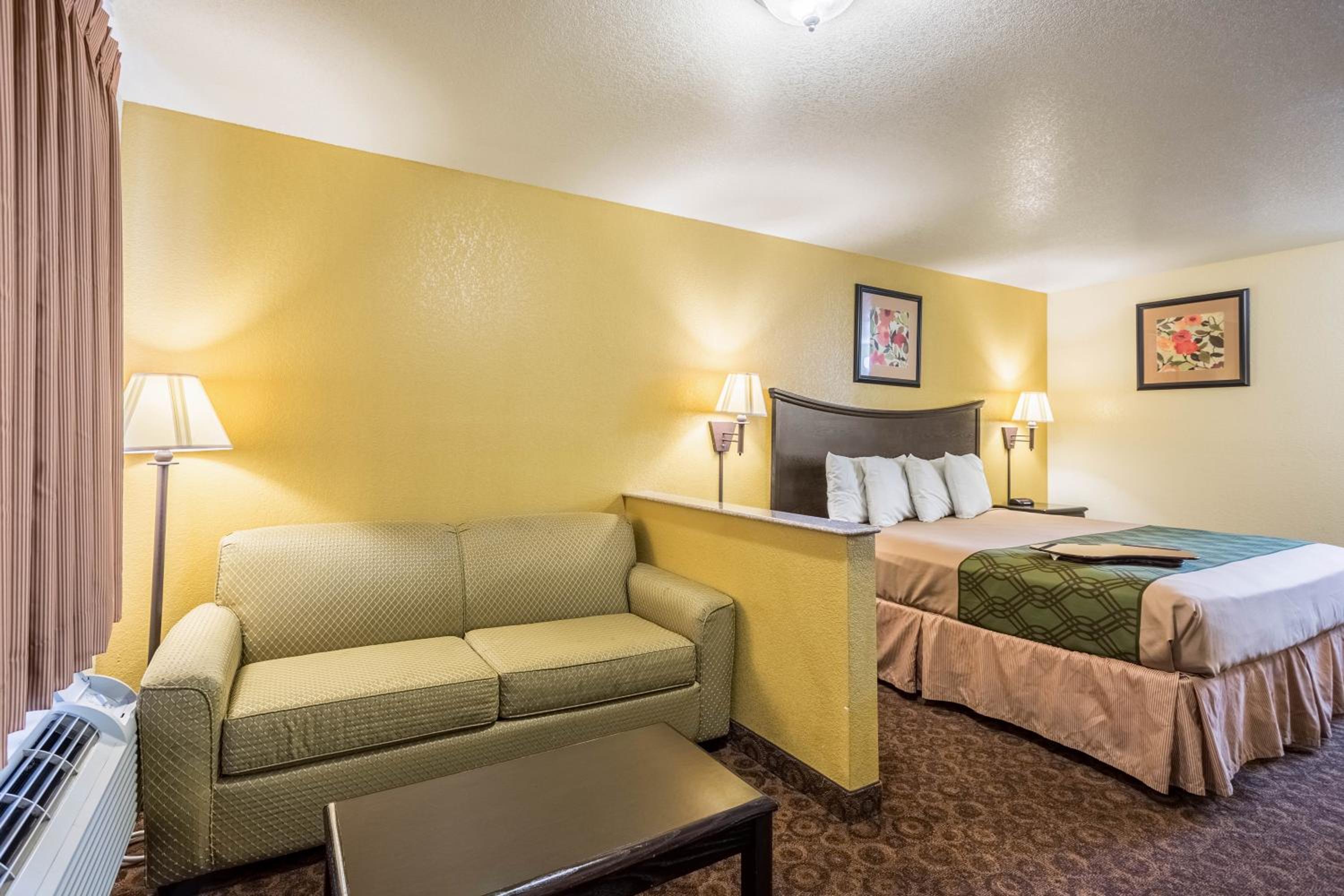 King Room with Sofa Bed - Non-Smoking - Photo 4