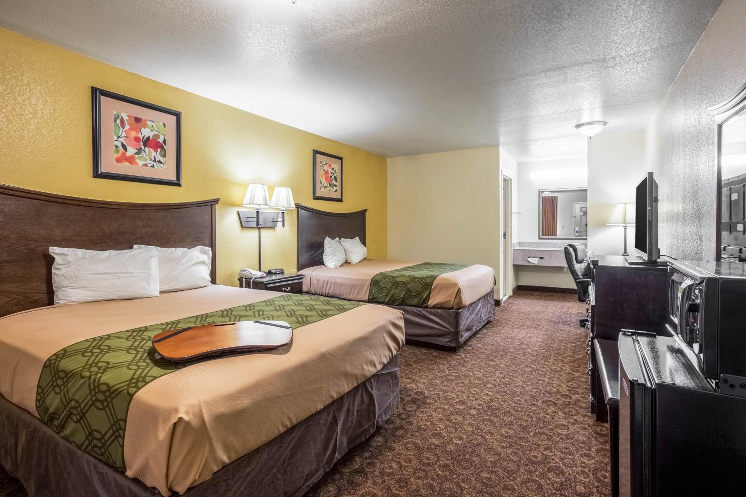 Queen Room with Two Queen Beds - Non-Smoking - Photo 3