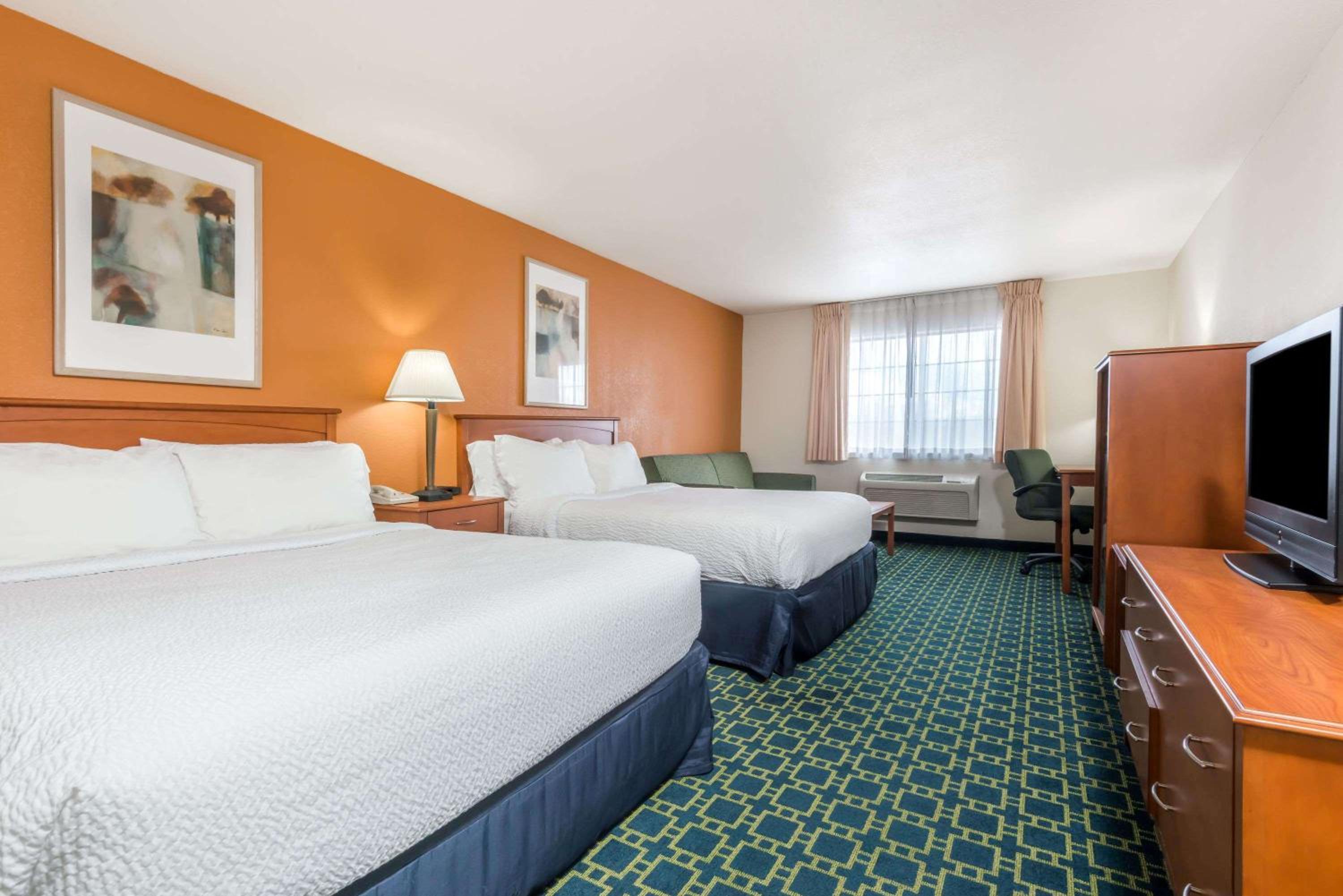 Studio Suite with Two Queen Beds - Non-Smoking - Photo 2