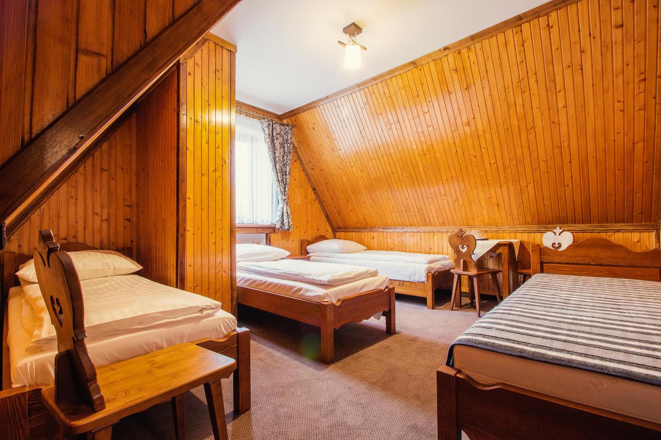 Quadruple Room with Bathroom - Photo 3