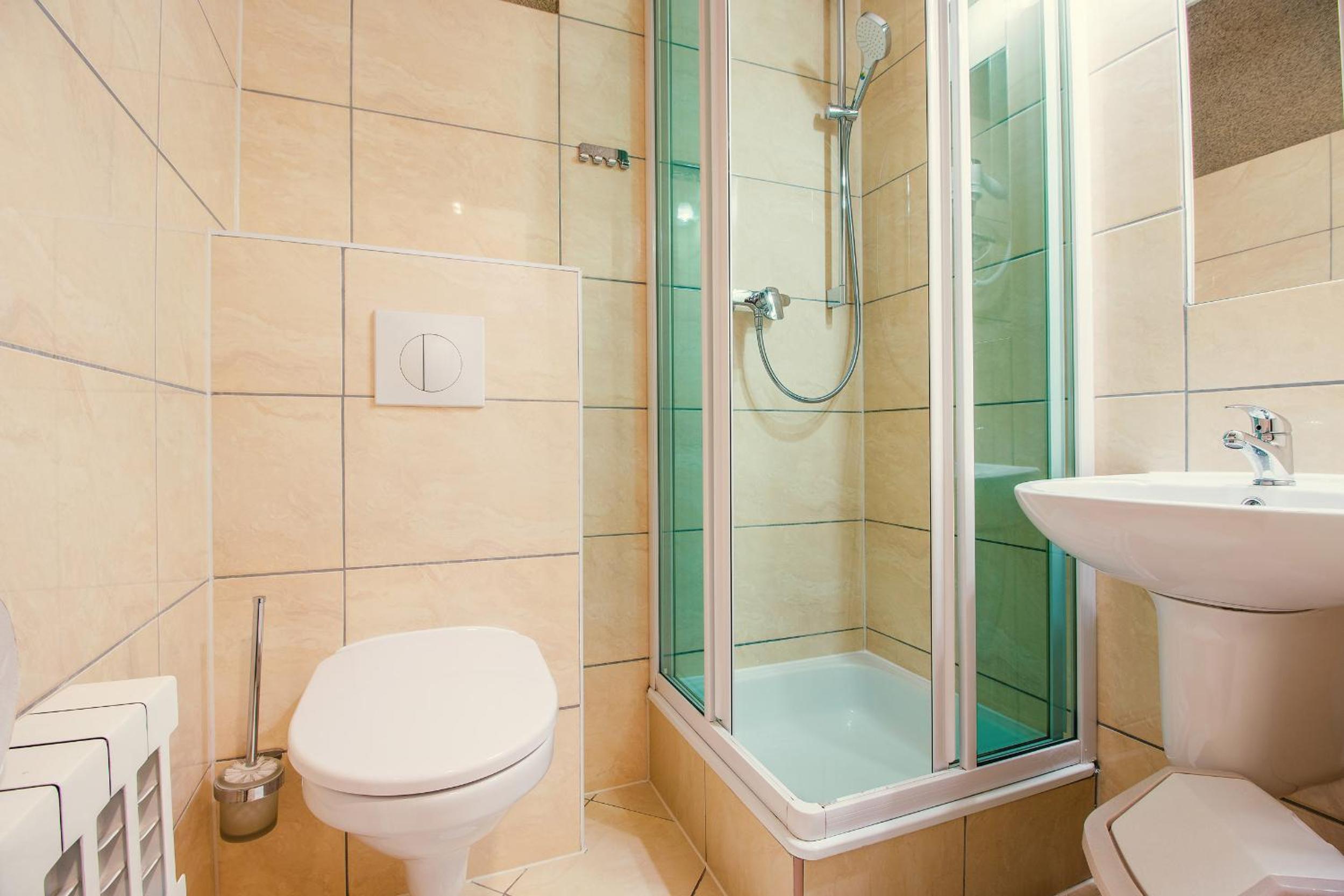 Quadruple Room with Bathroom - Photo 5