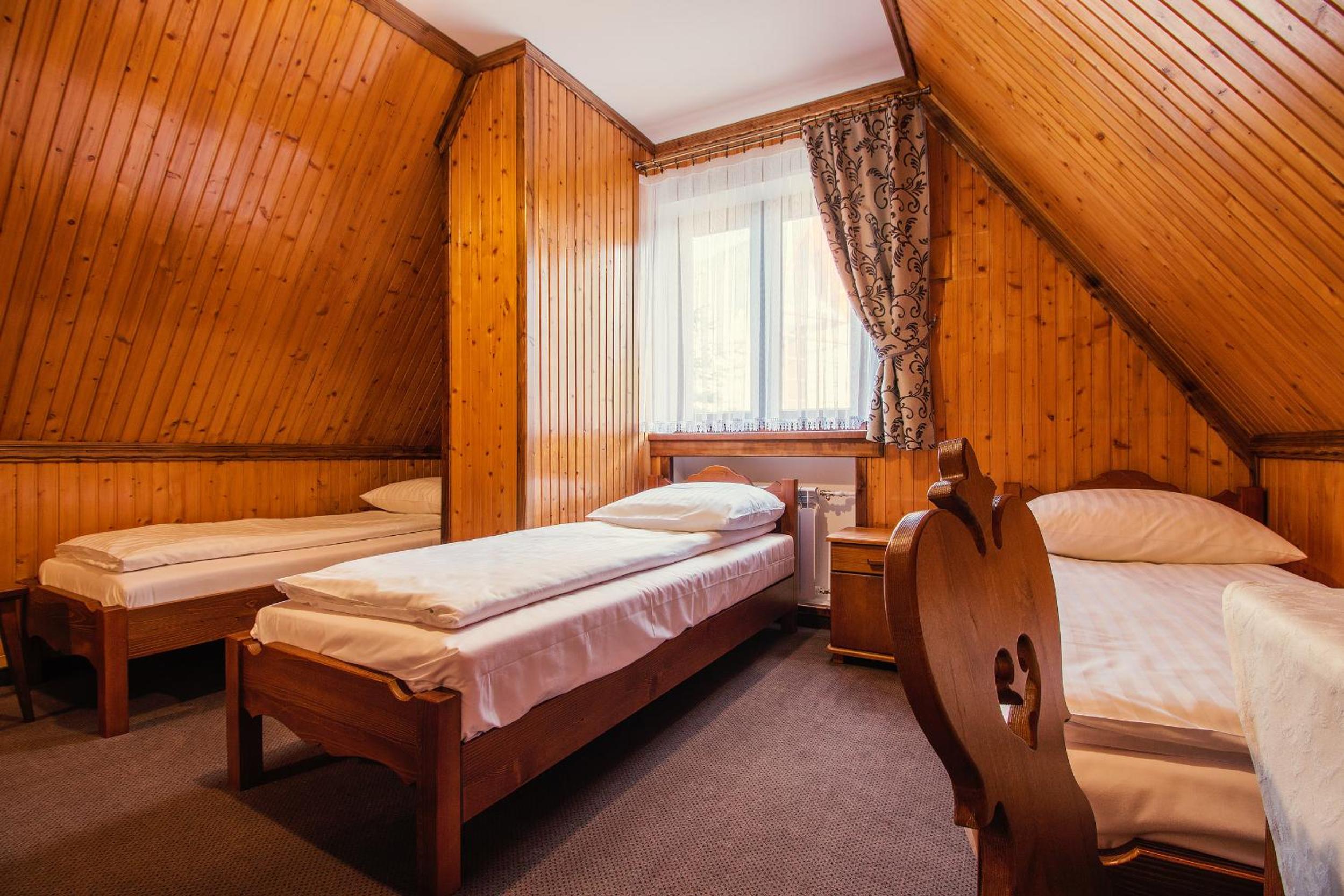 Quadruple Room with Bathroom - Photo 6