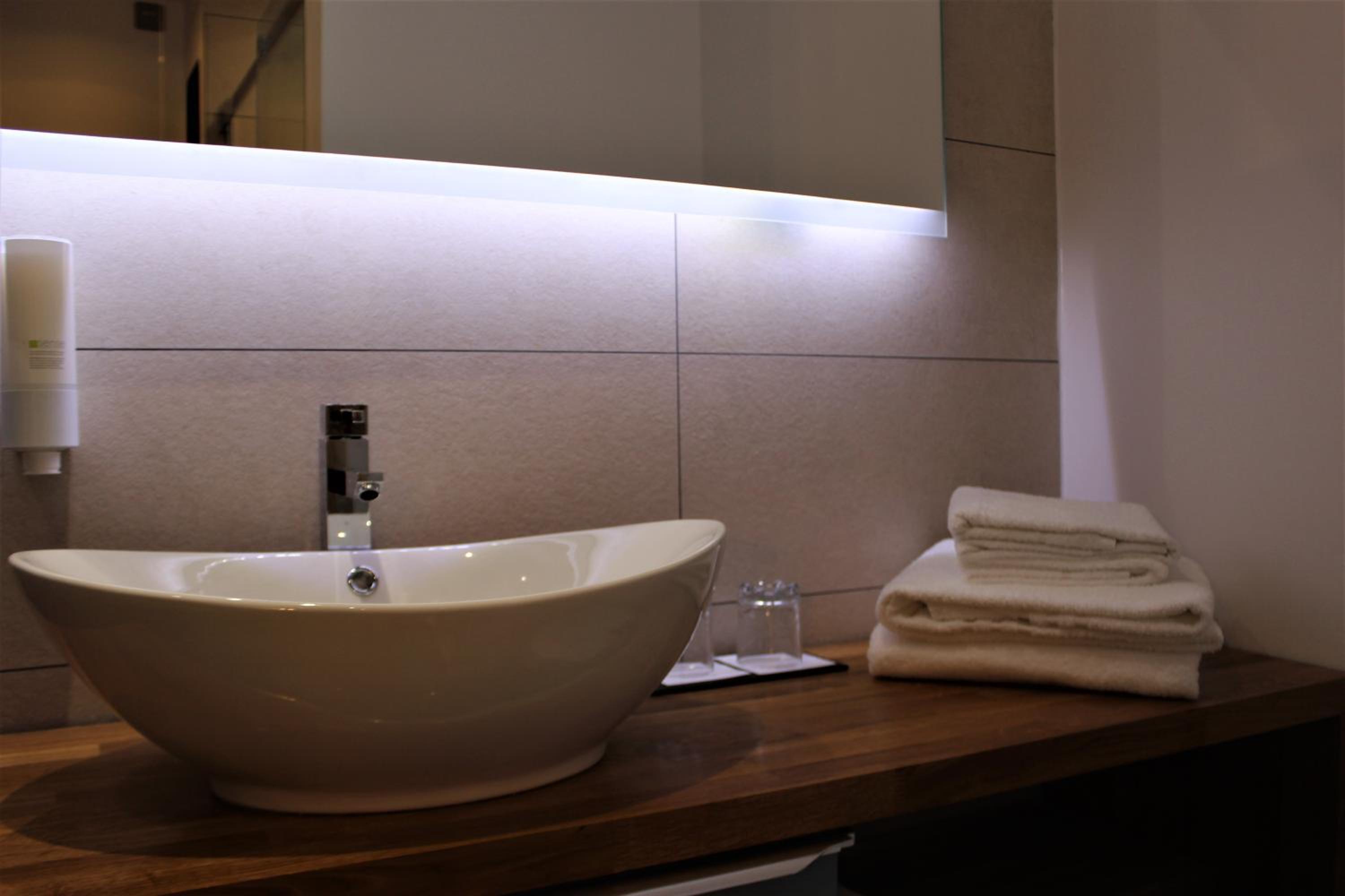 Standard Twin Room - Photo 4