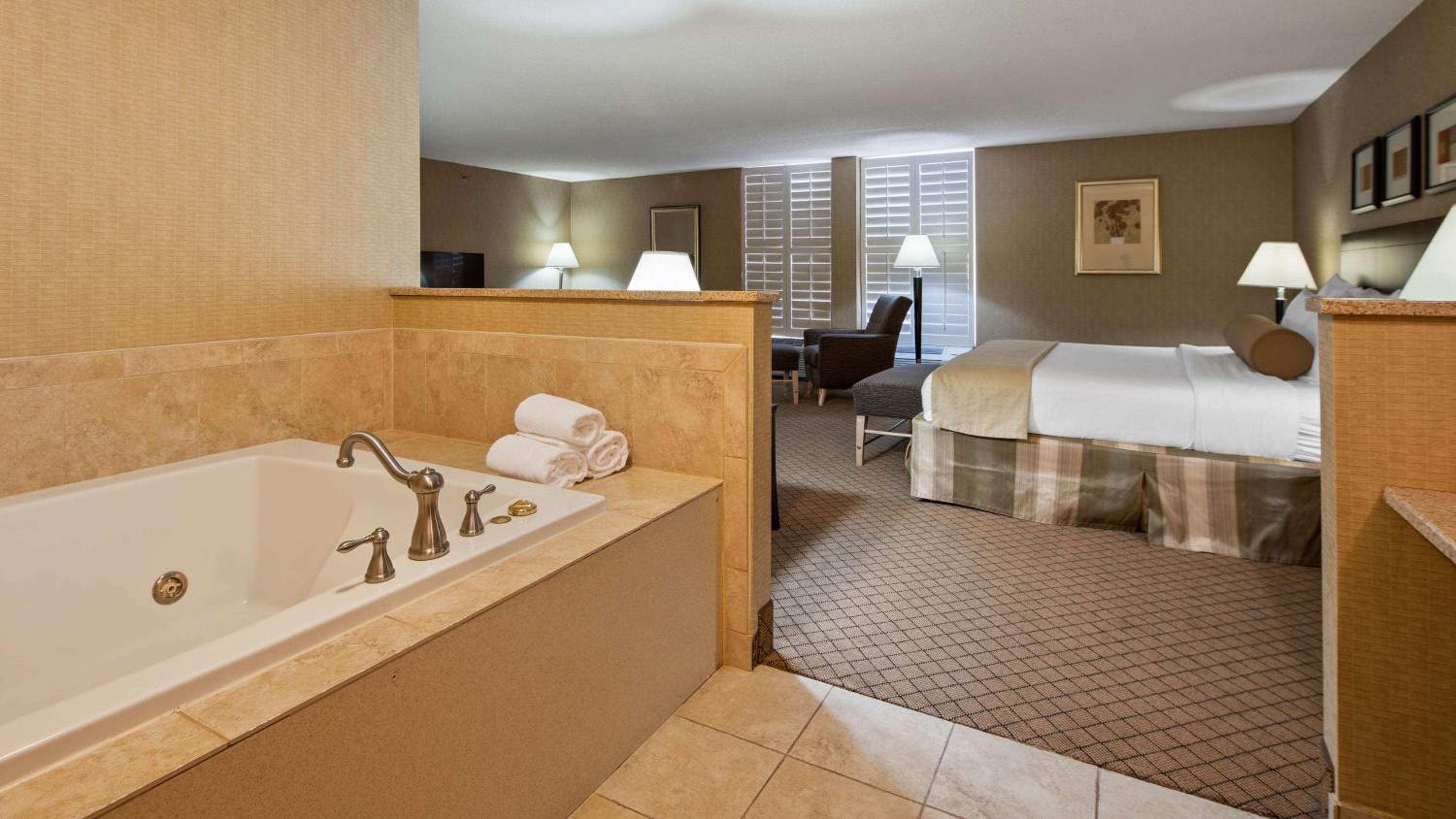 King Suite with Whirlpool - Non-Smoking - Photo 5