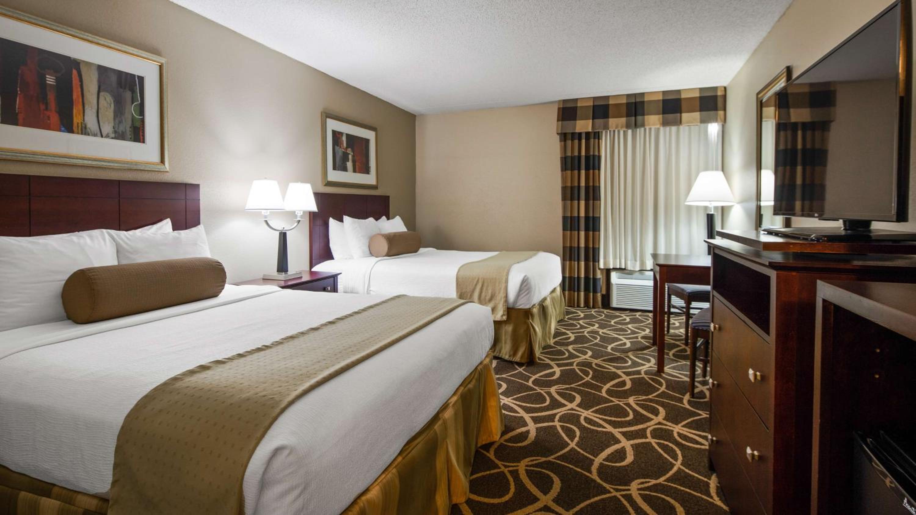 Queen Room with Two Queen Beds - Pet Friendly/Non-Smoking - Photo 1
