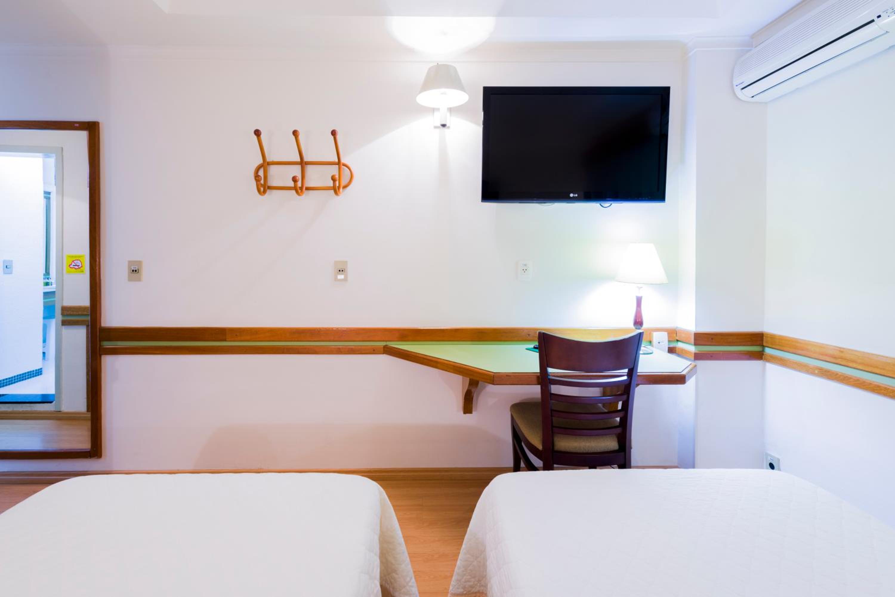 Standard Twin Room - Photo 9