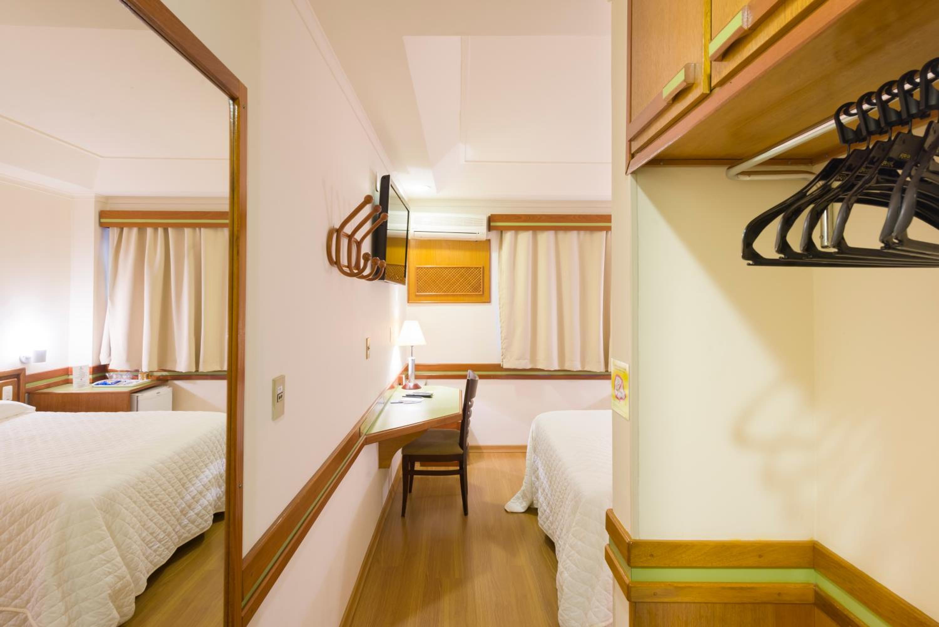 Standard Twin Room - Photo 2