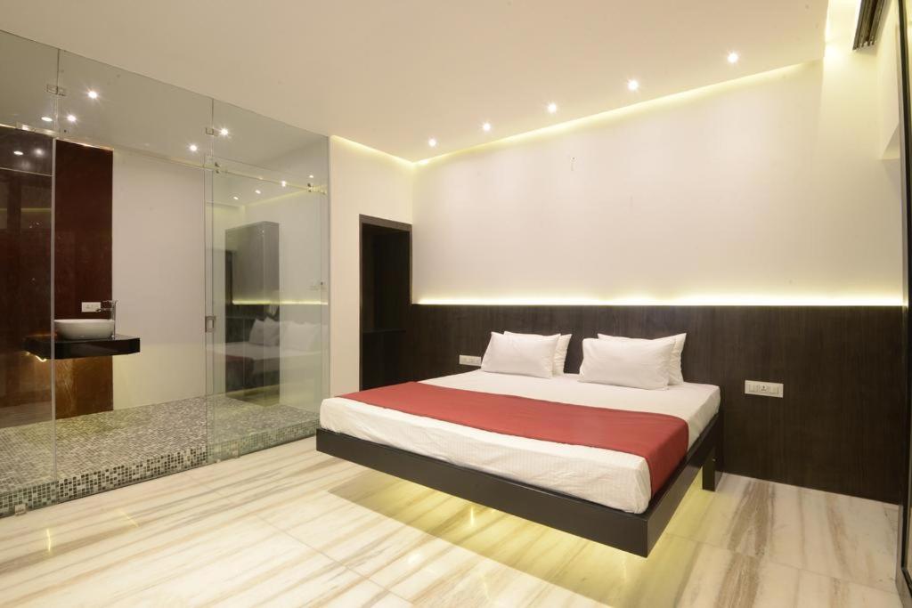 King Room with Balcony - Photo 6