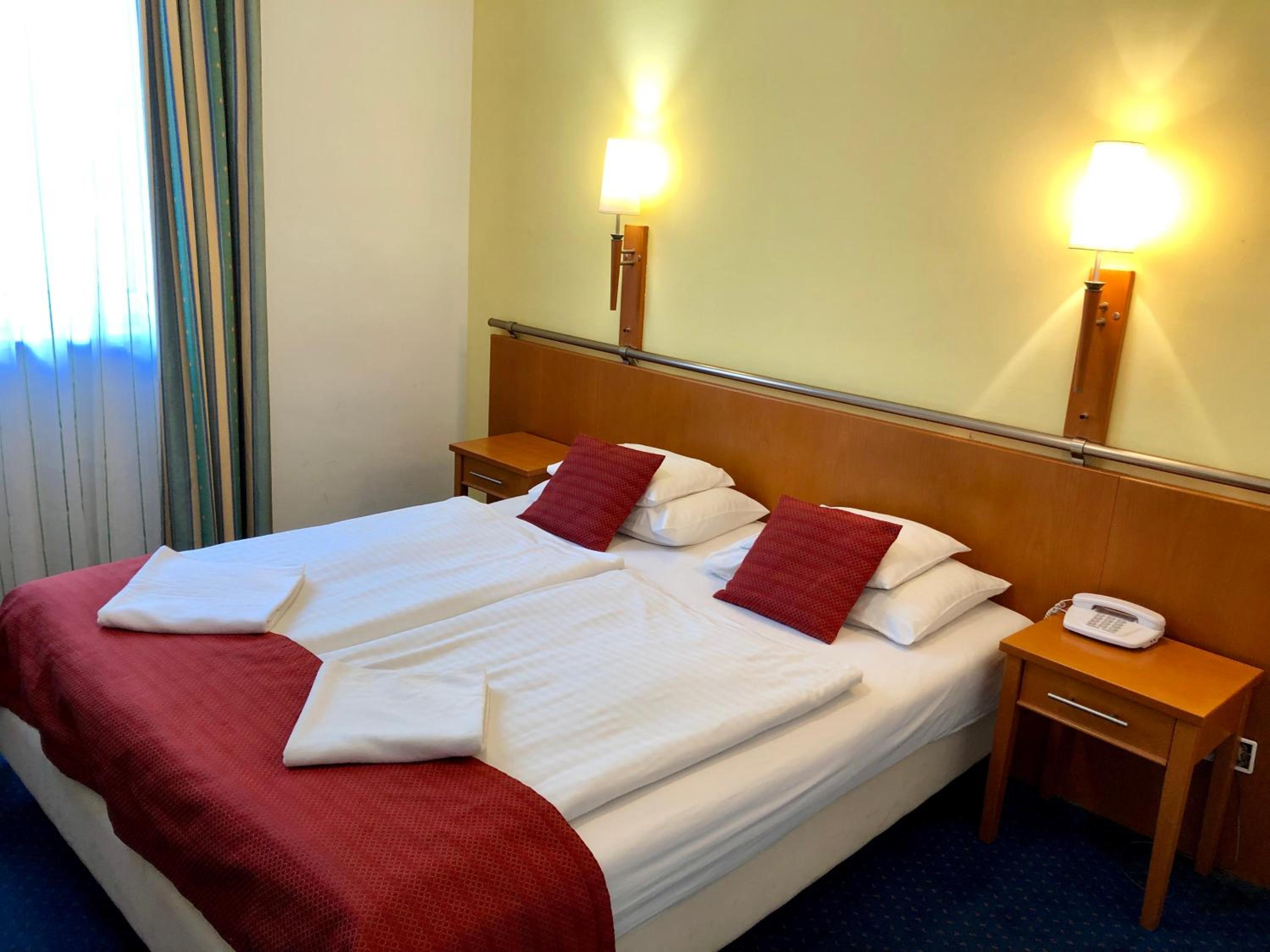 Double or Twin Room - Photo 5