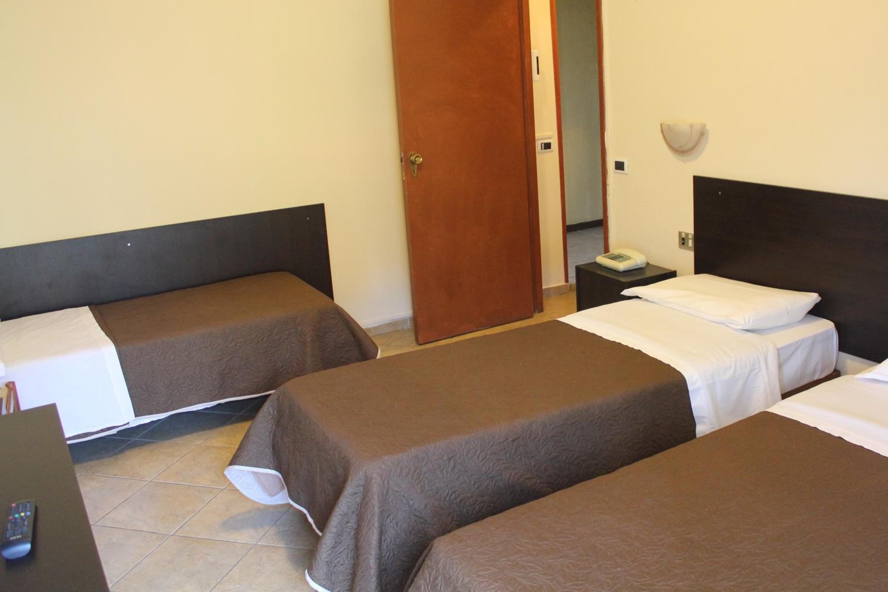 Standard Triple Room photo 2