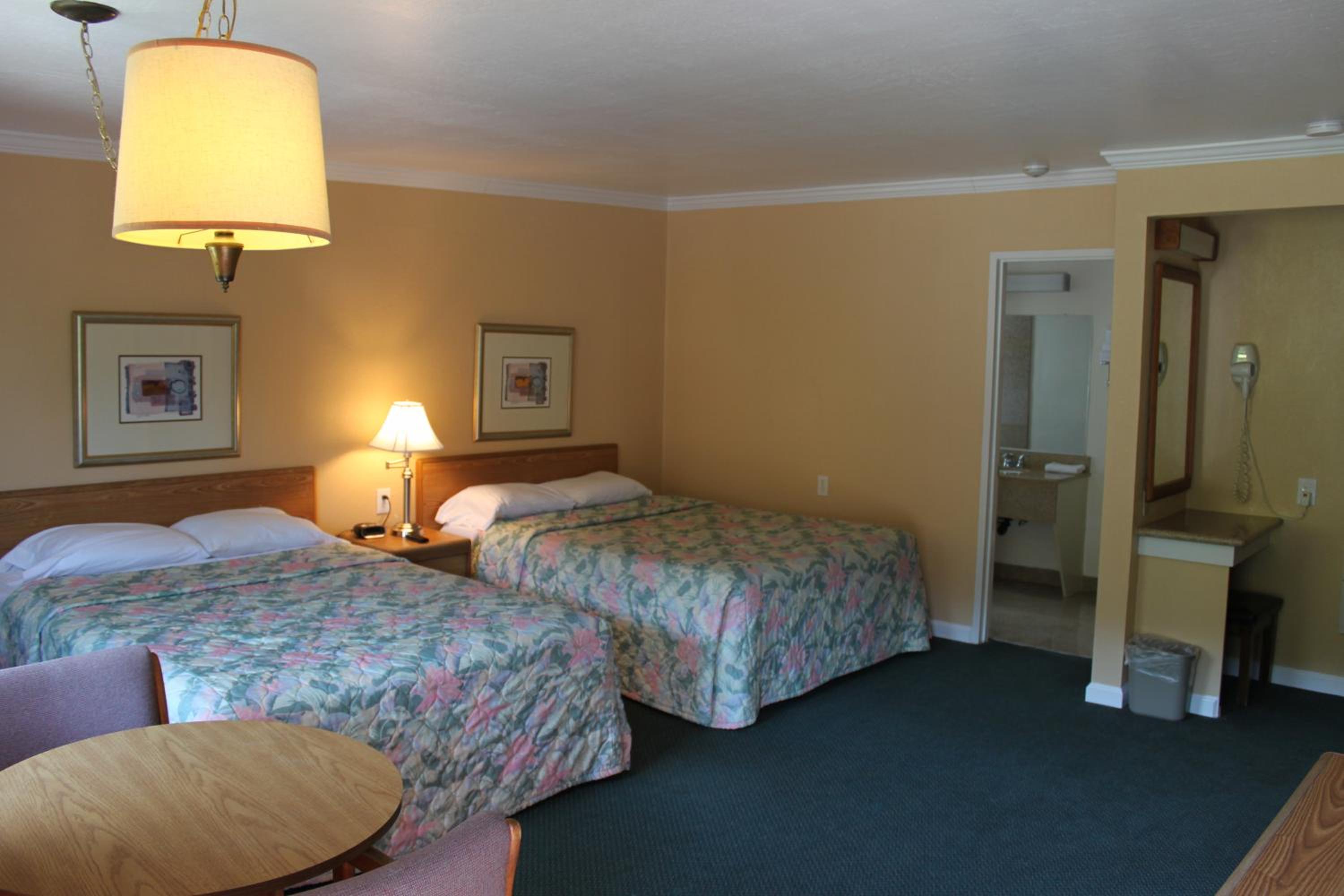 Queen Room with Two Queen Beds photo 1