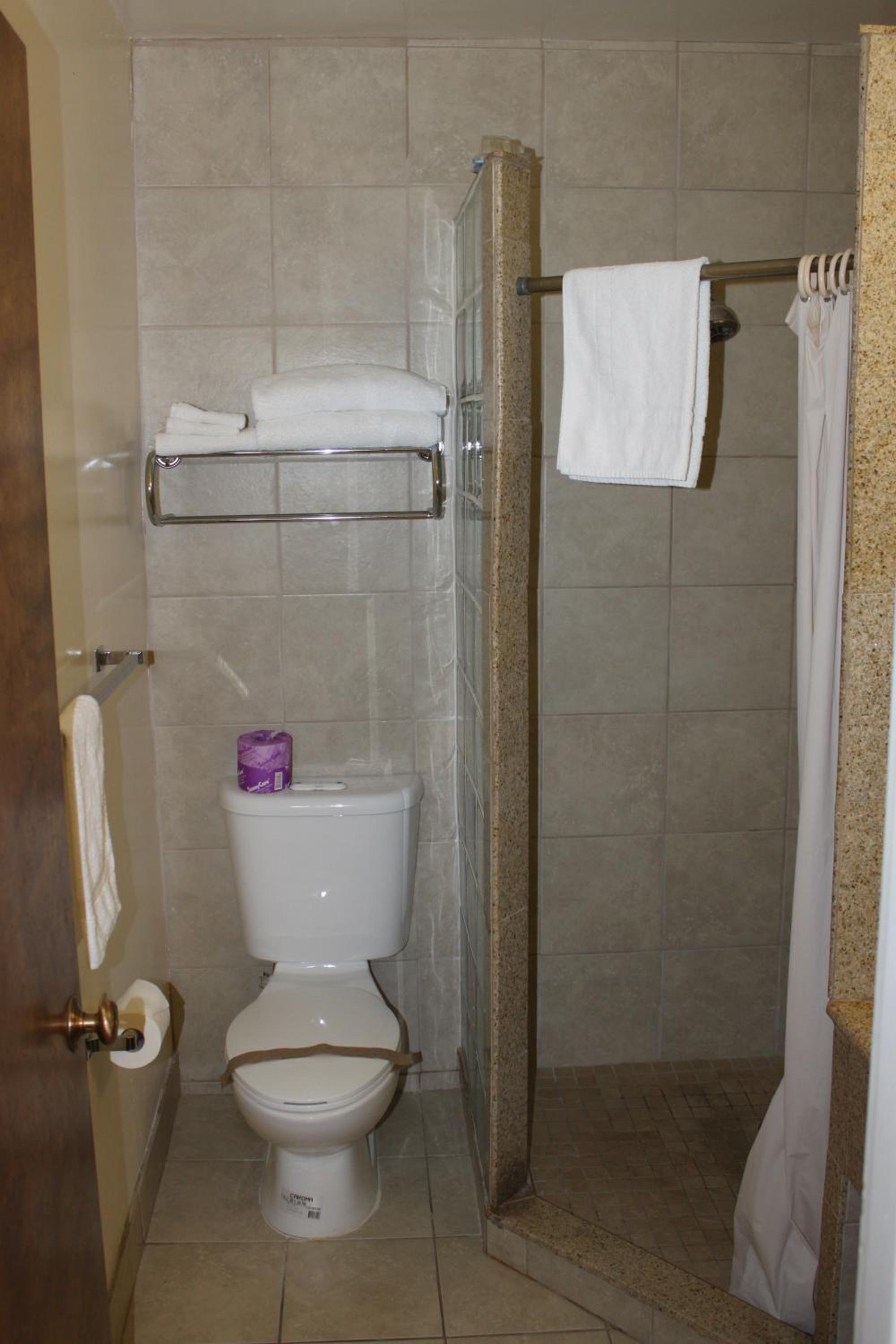 Queen Room photo 2
