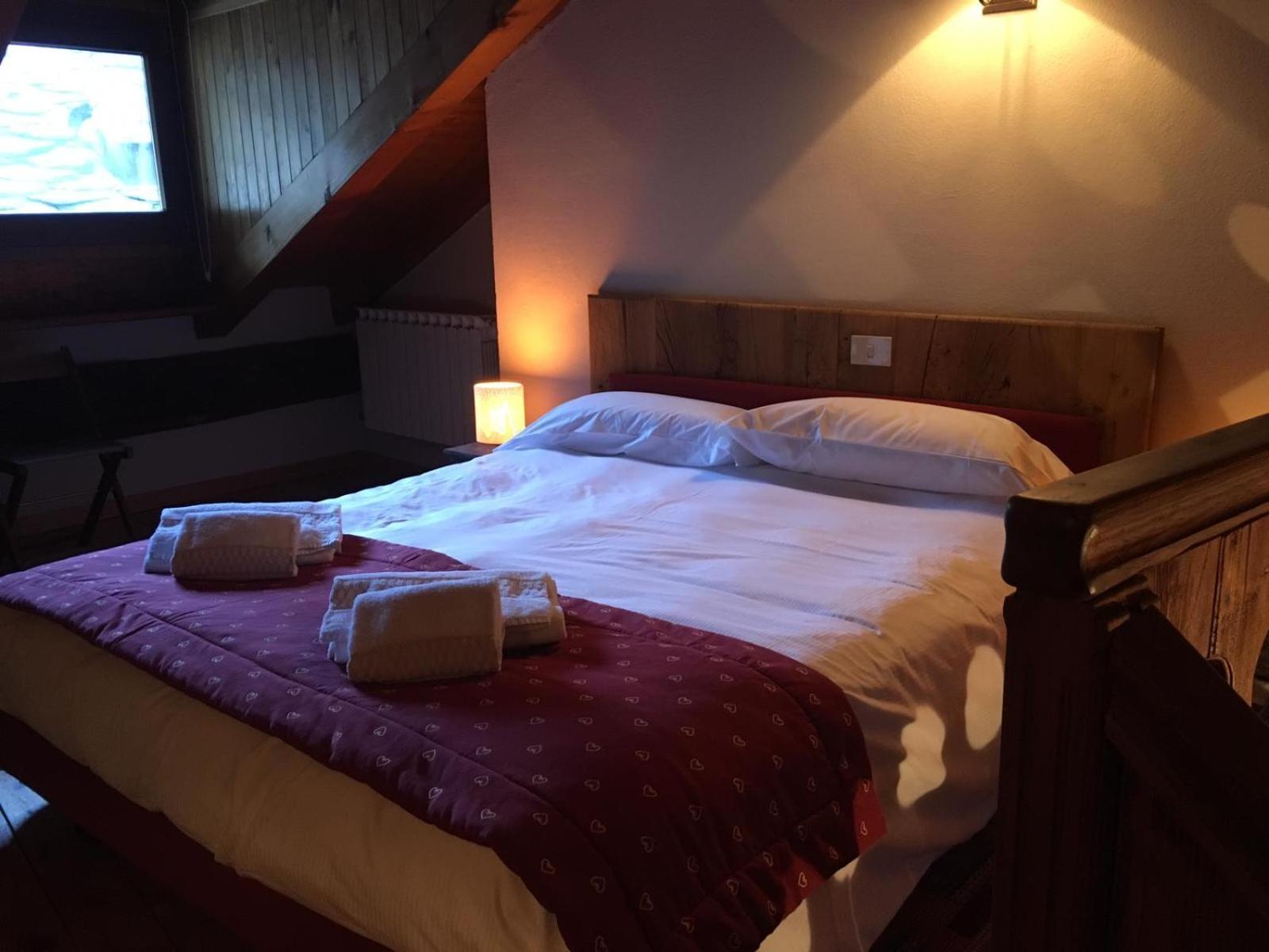 Deluxe Double Room with Balcony - Photo 10
