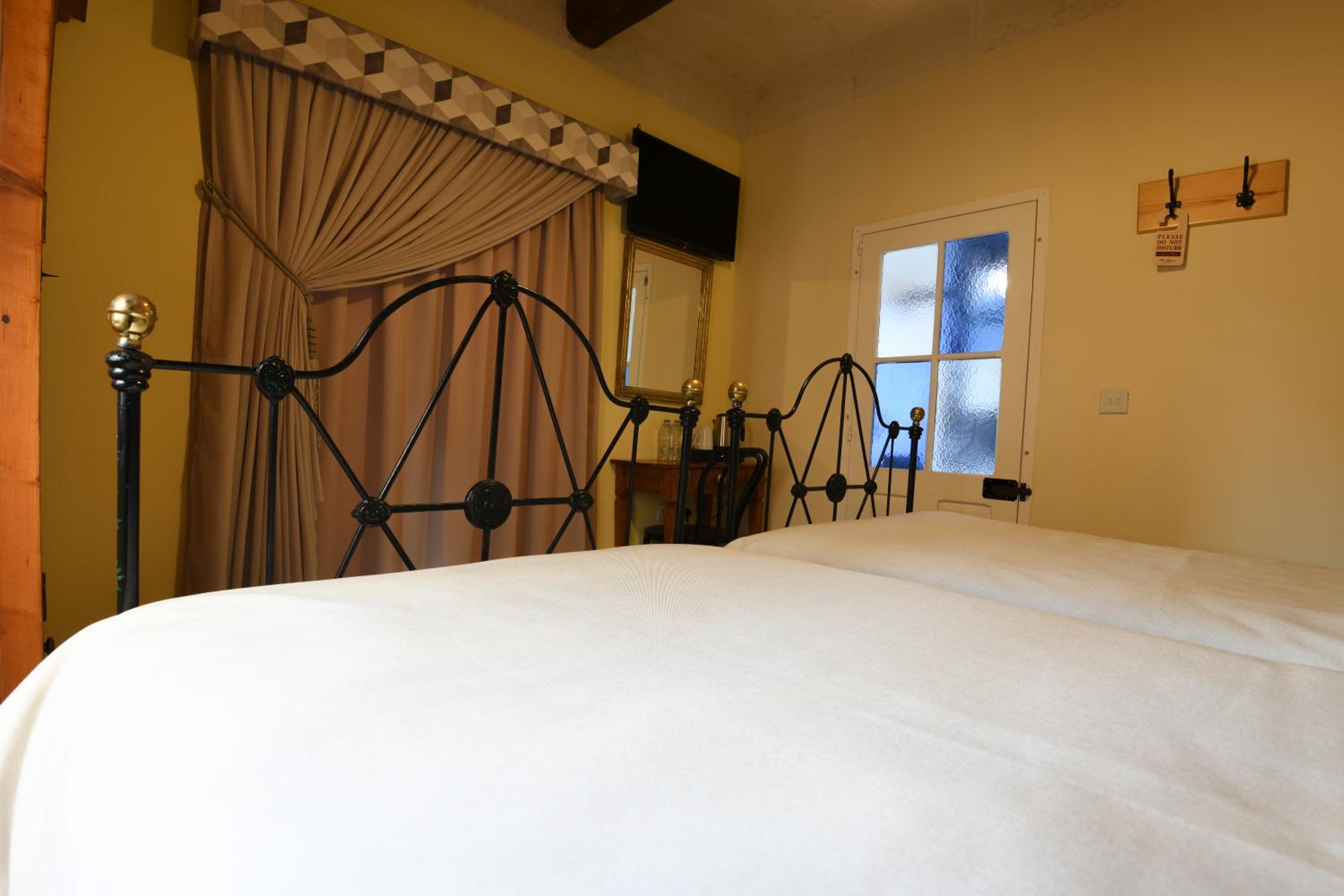 Double or Twin Room - Photo 7