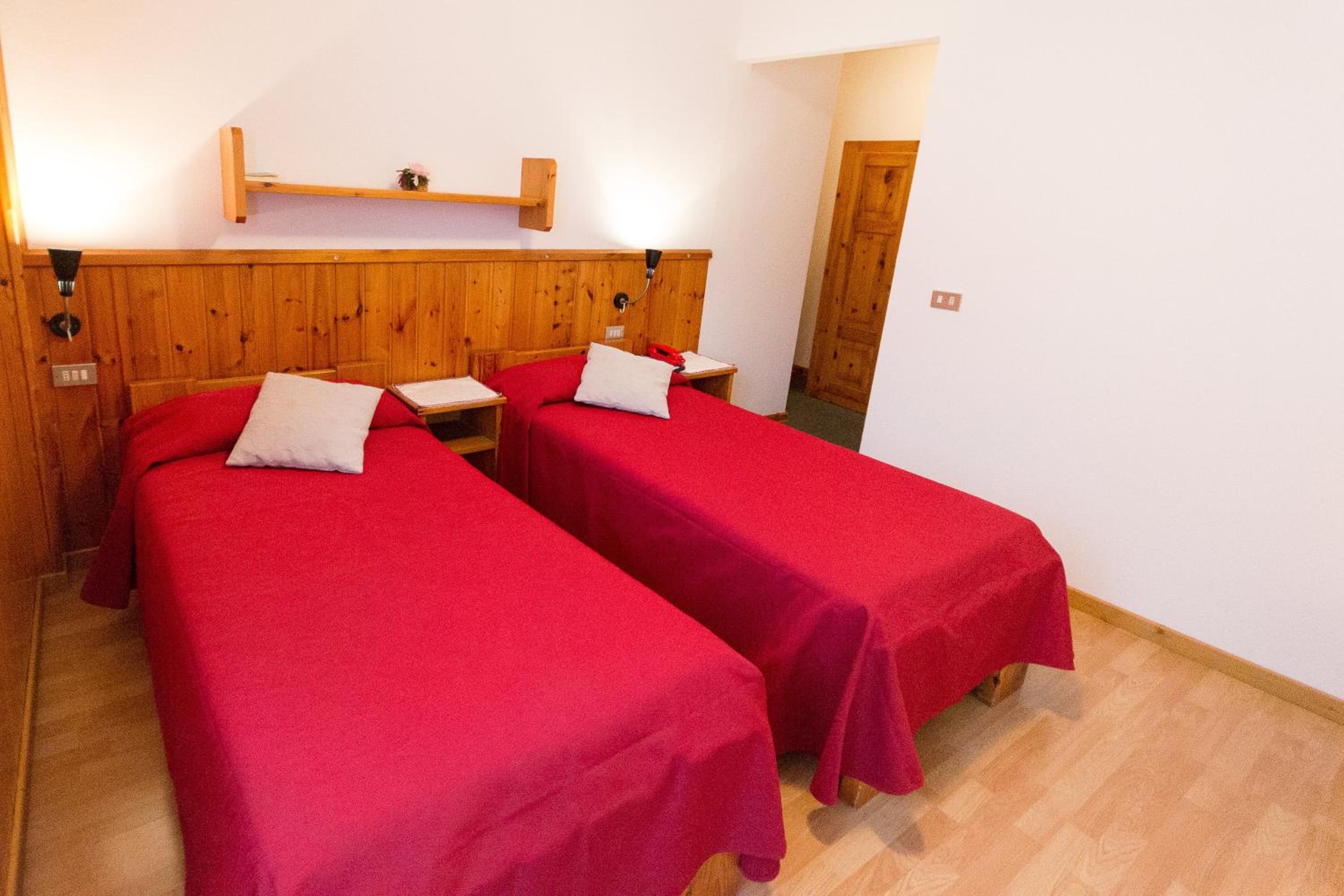 Standard Double or Twin Room - Photo 8