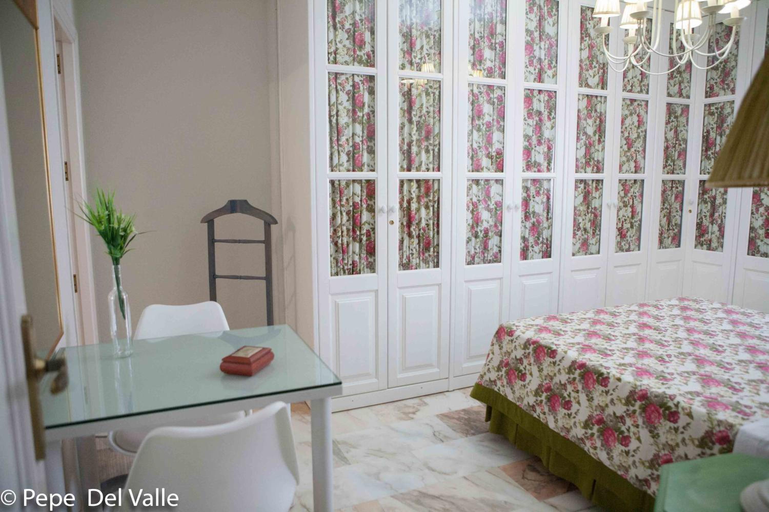 Double Room with Private Bathroom - Photo 8
