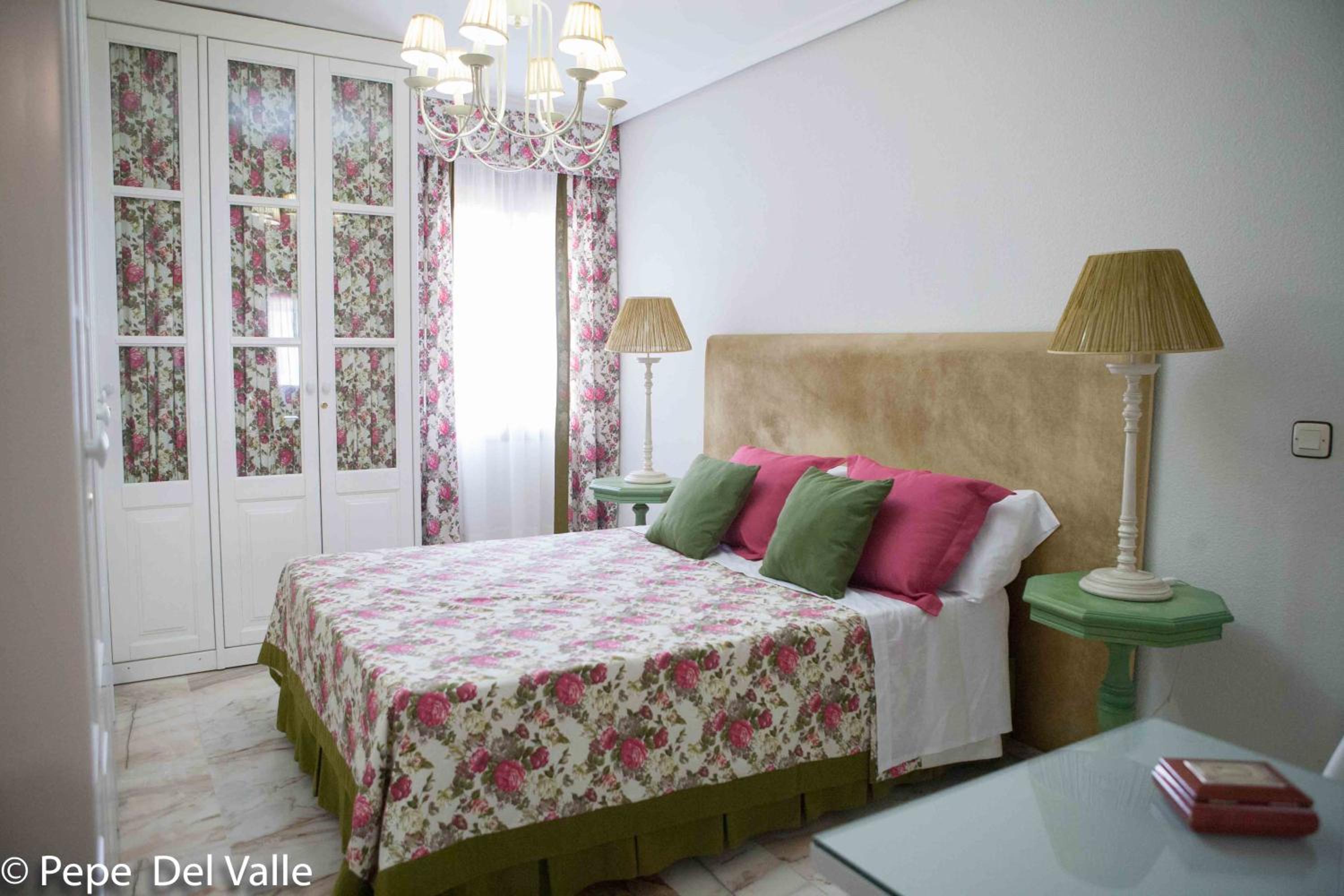 Double Room with Private Bathroom - Photo 4