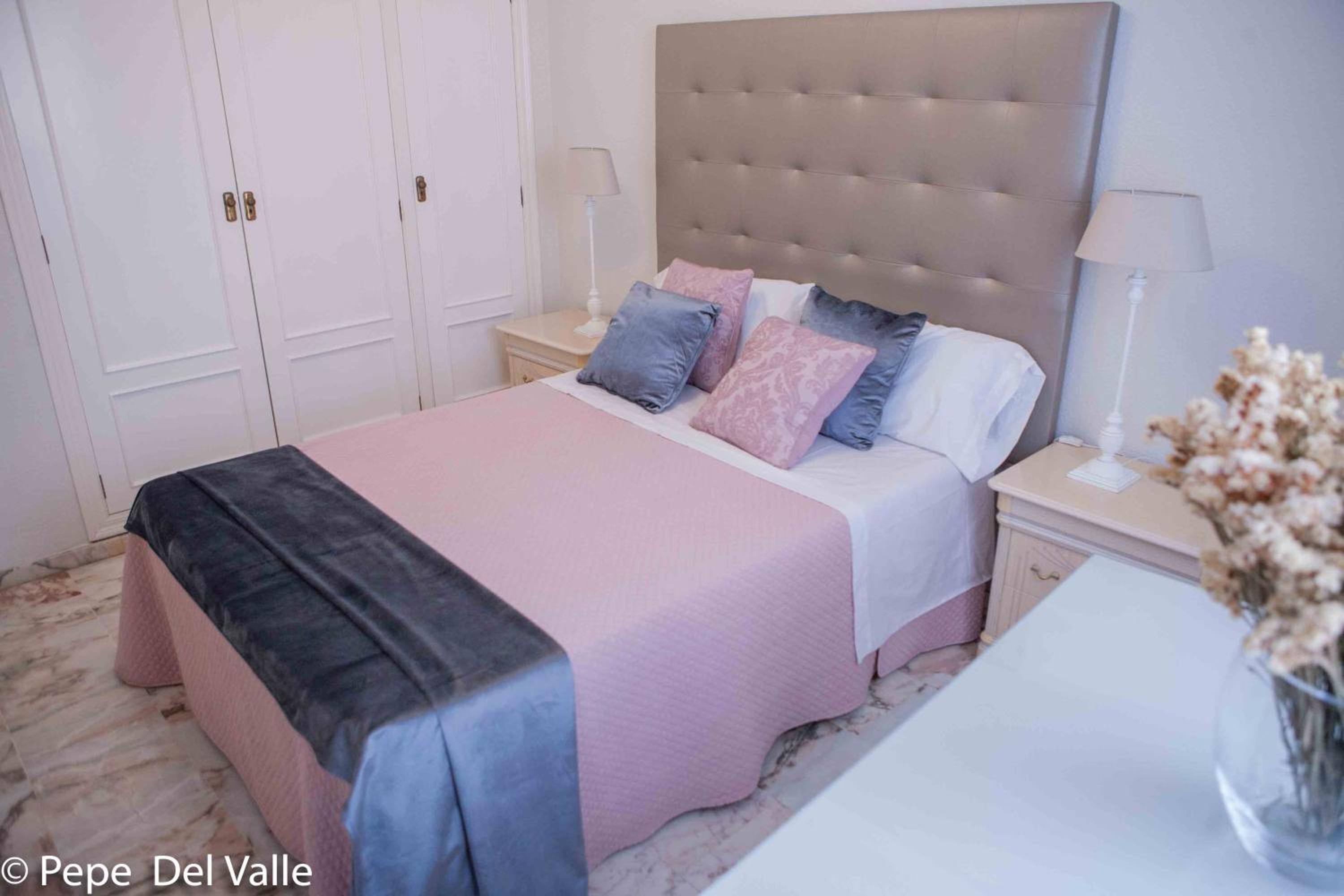 Deluxe Queen Room - Photo 9