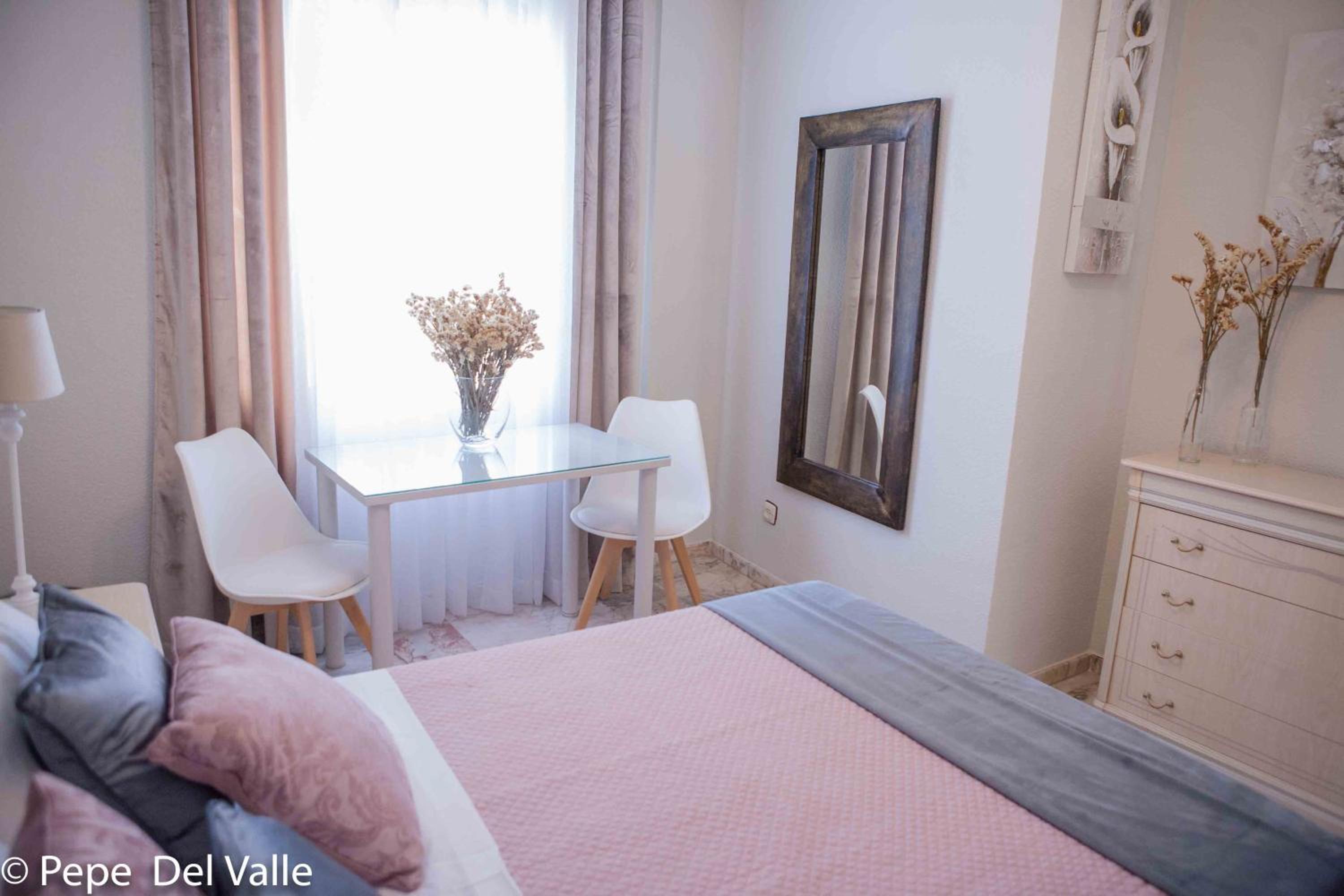 Deluxe Queen Room - Photo 2