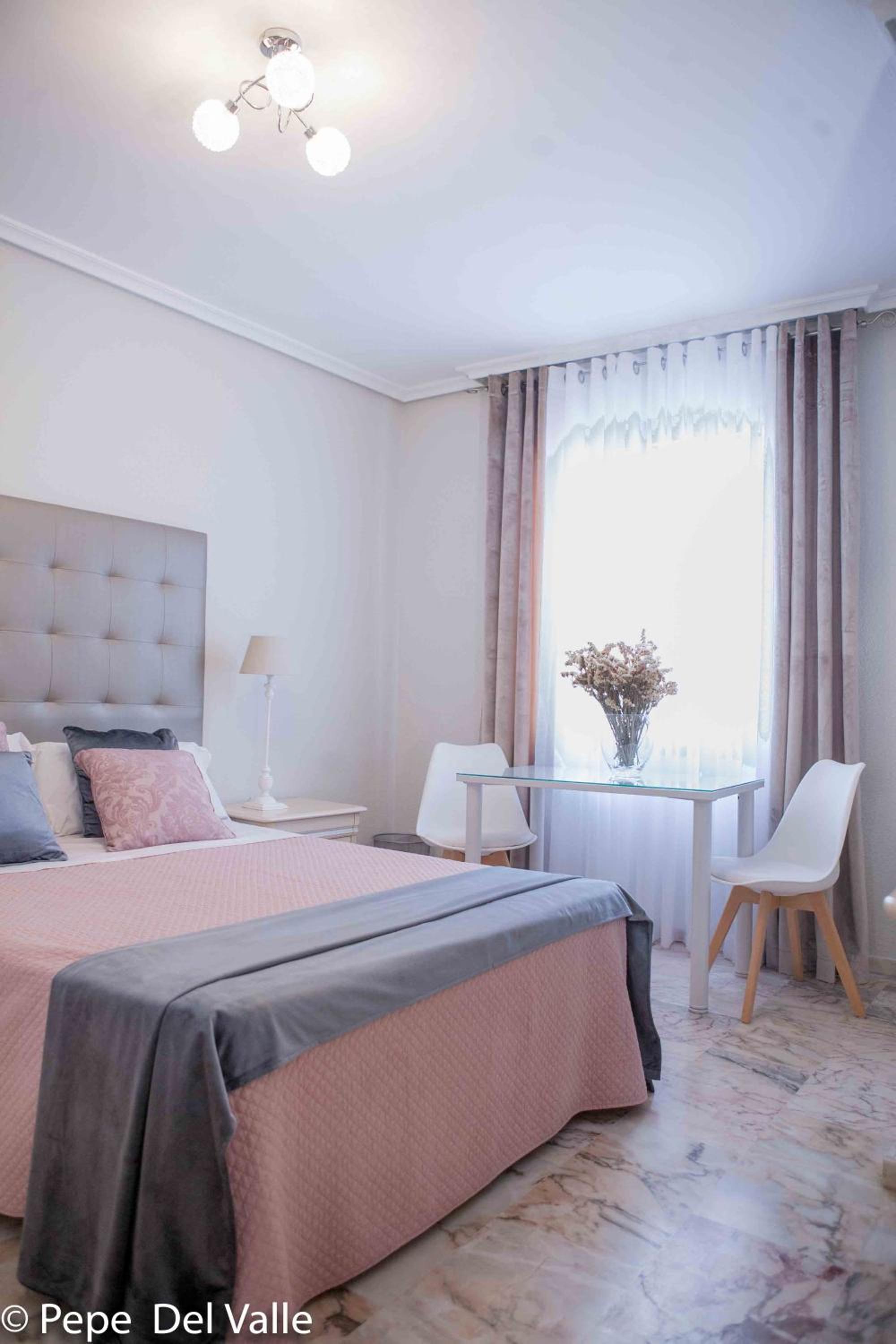 Deluxe Queen Room - Photo 3