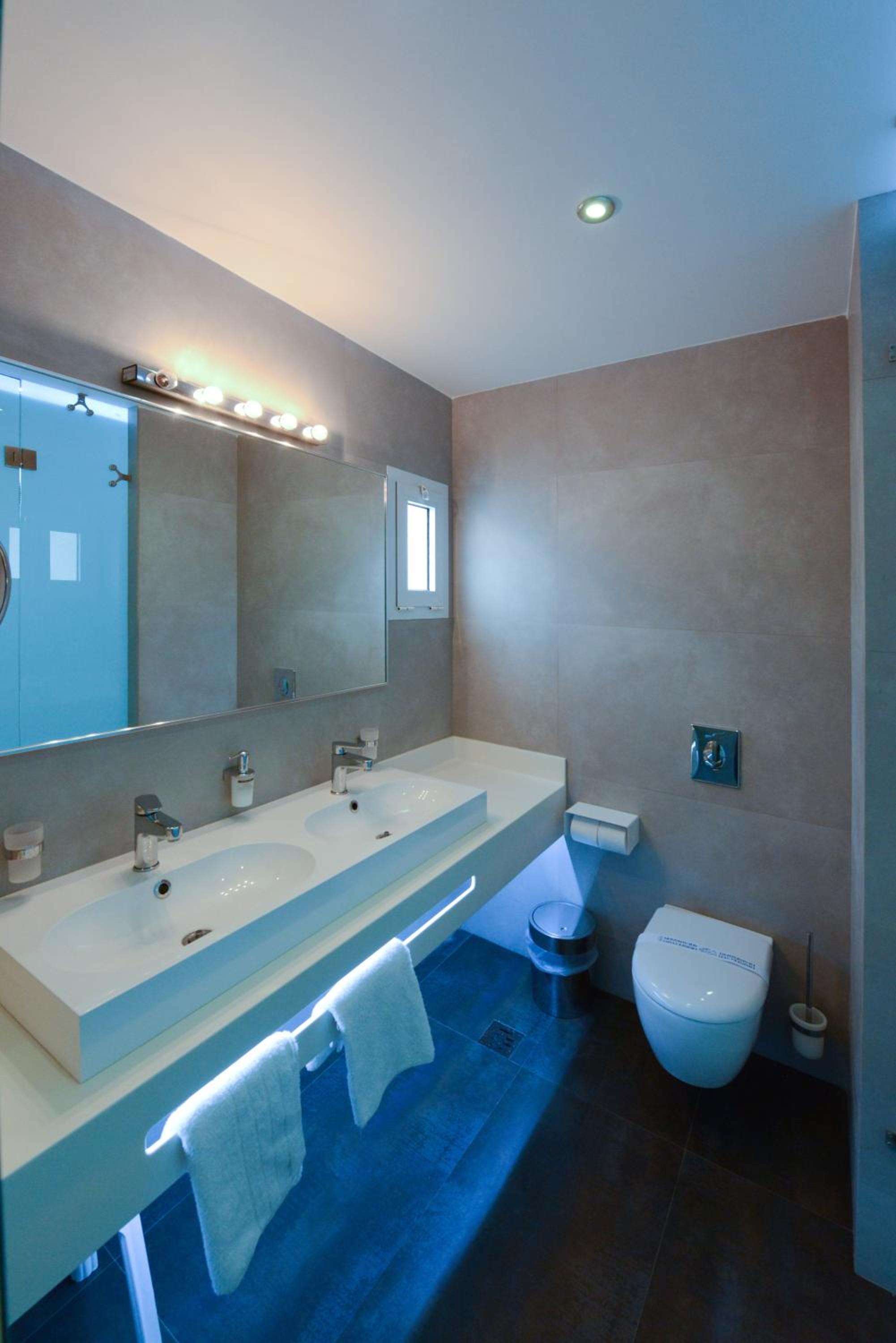 Double or Twin Room - Photo 8