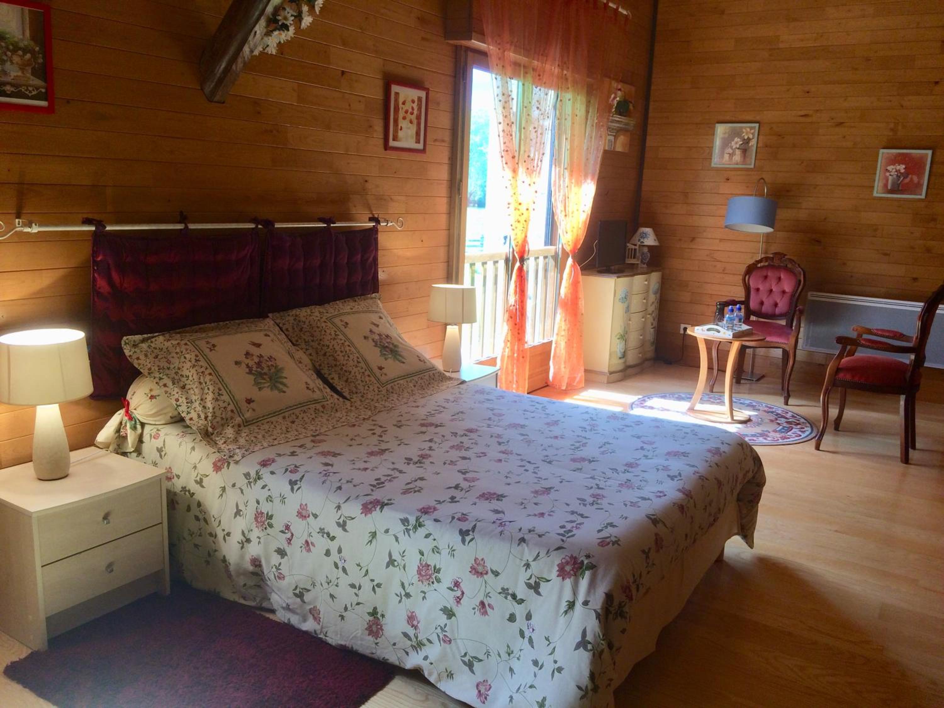 Deluxe King Suite photo 1