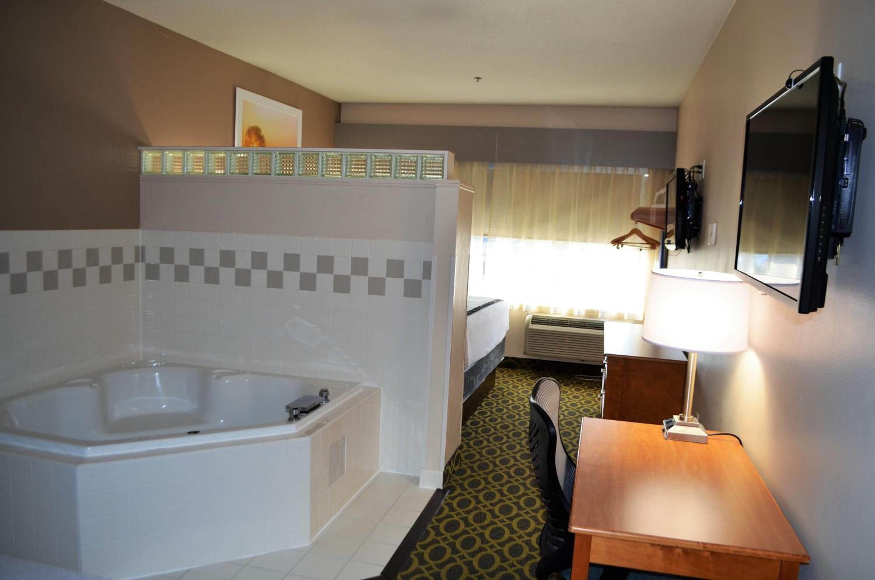 King Suite with Spa Bath - Photo 4
