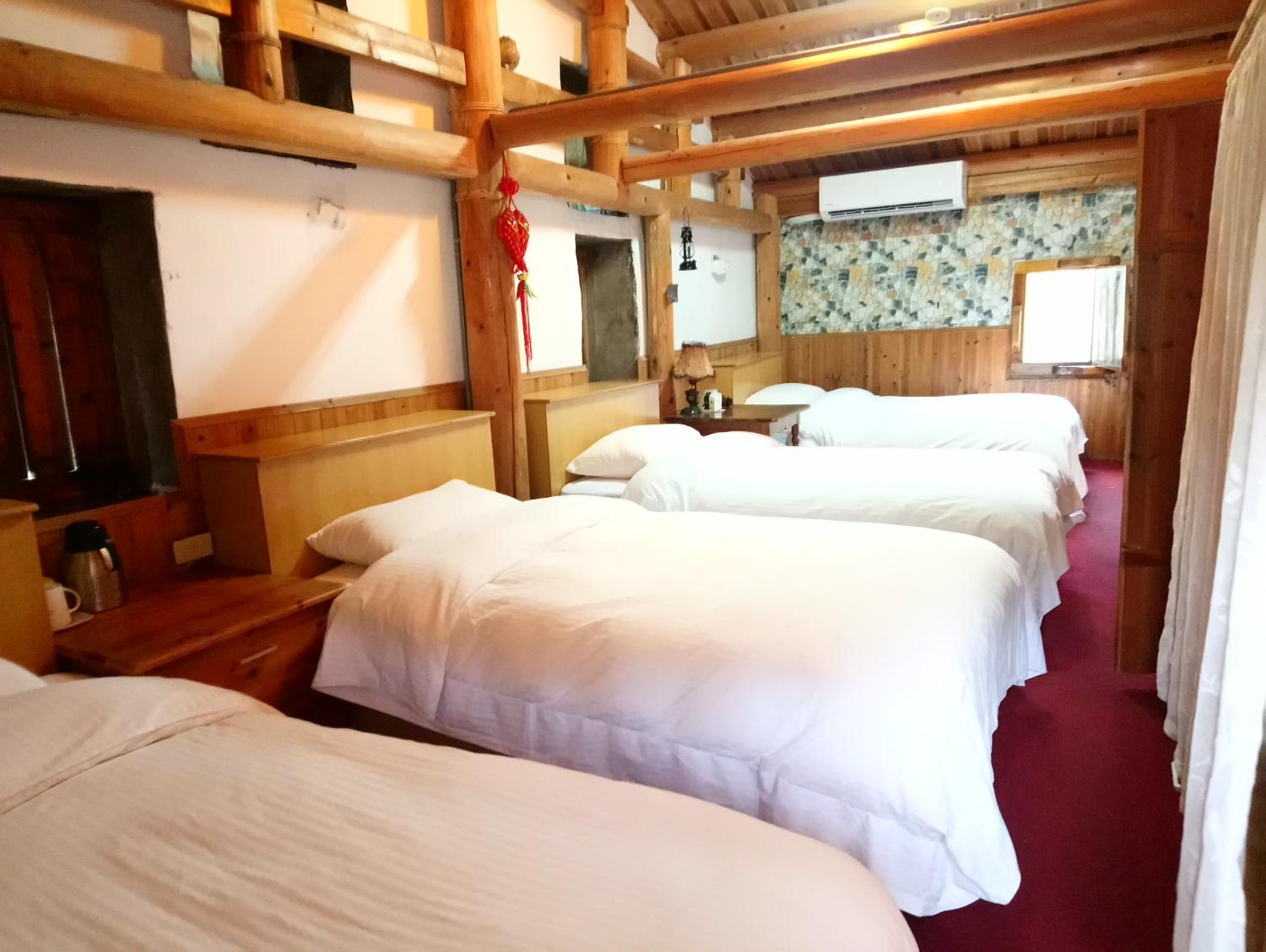 Quadruple Room with Shared Bathroom photo 2