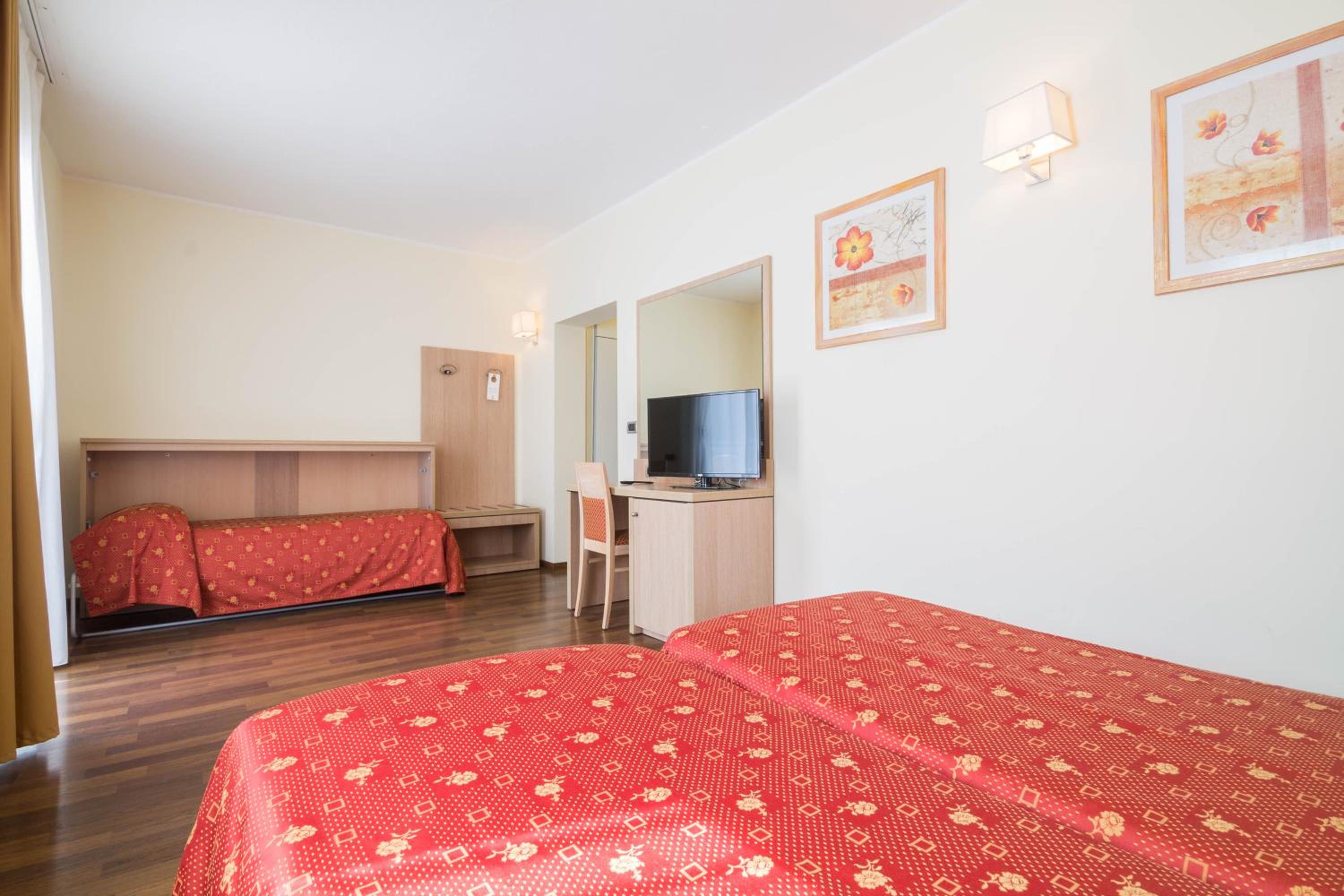 Großes Zweibettzimmer mit Terrasse und Seeblick