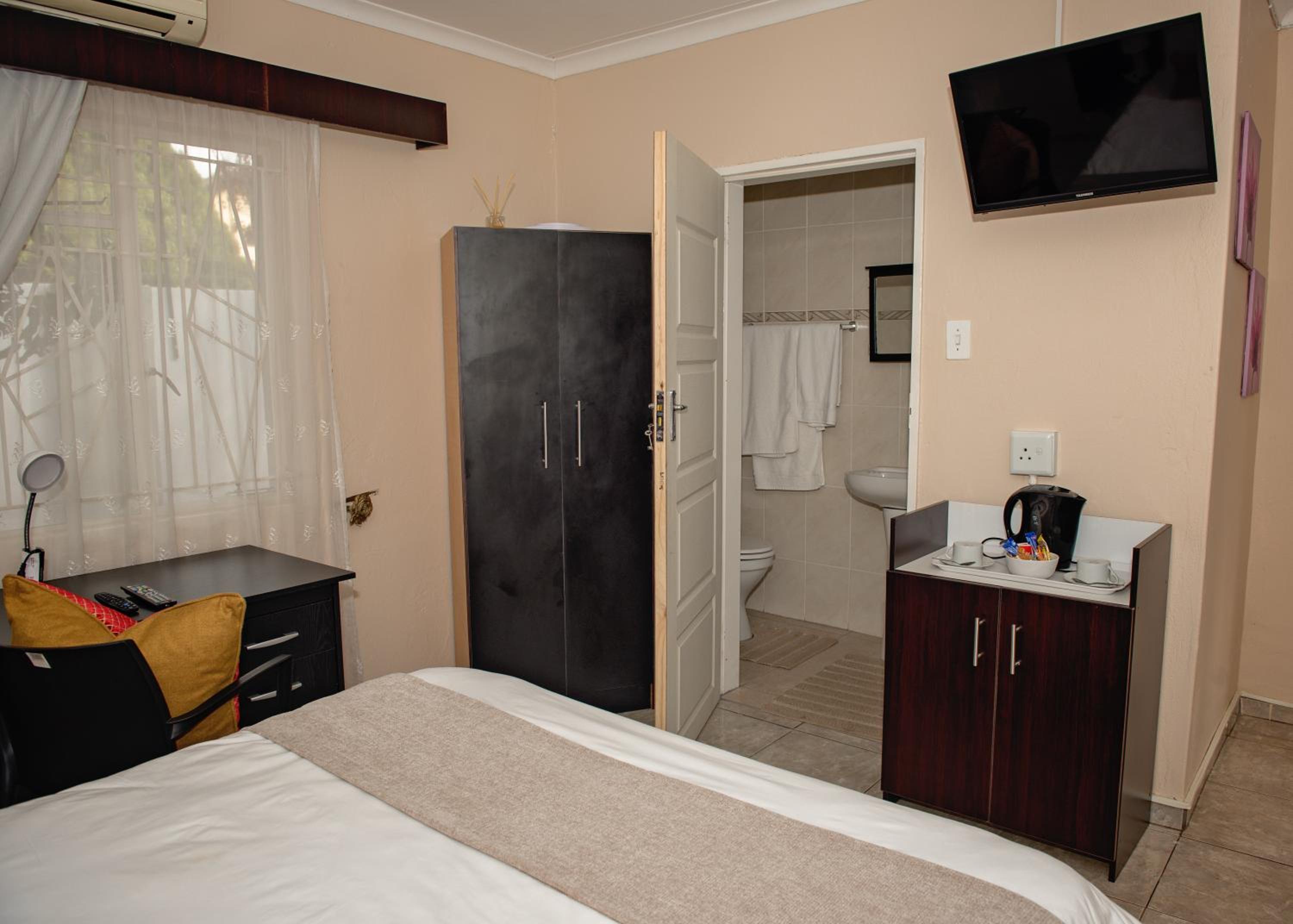 Deluxe Double Room with Shower - Photo 1