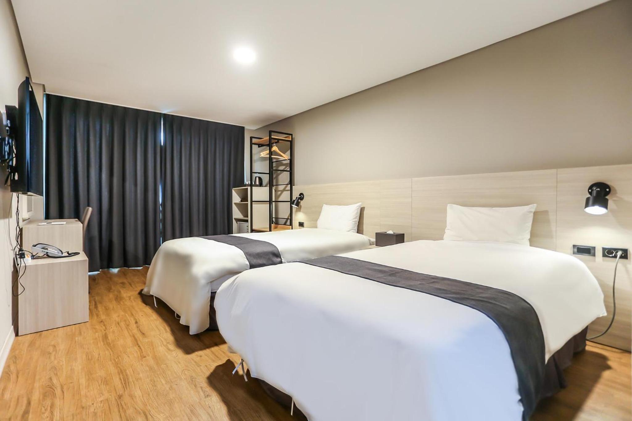 Standard Twin Room with Partial Lake View