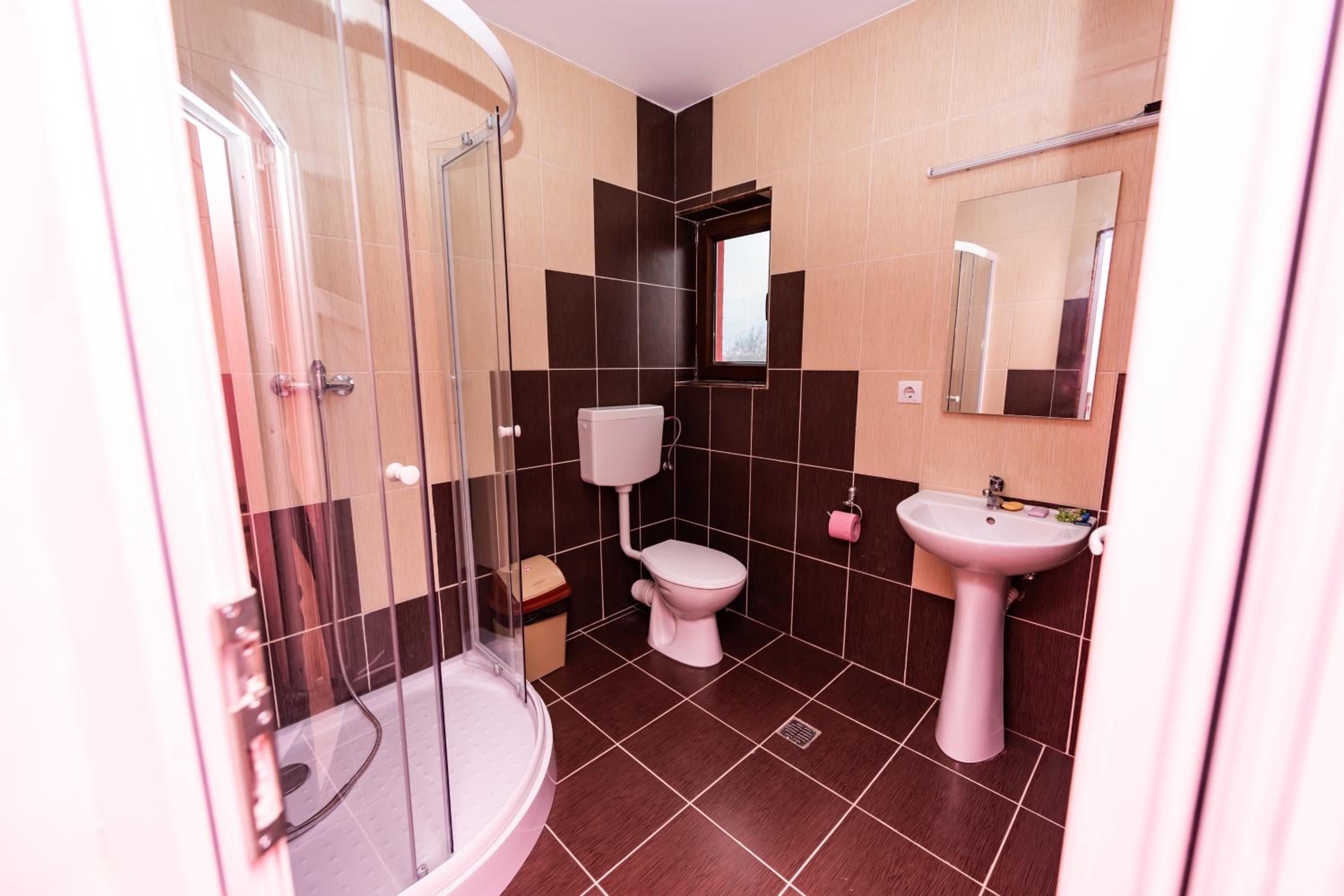 Double Room with Private Bathroom - Photo 9