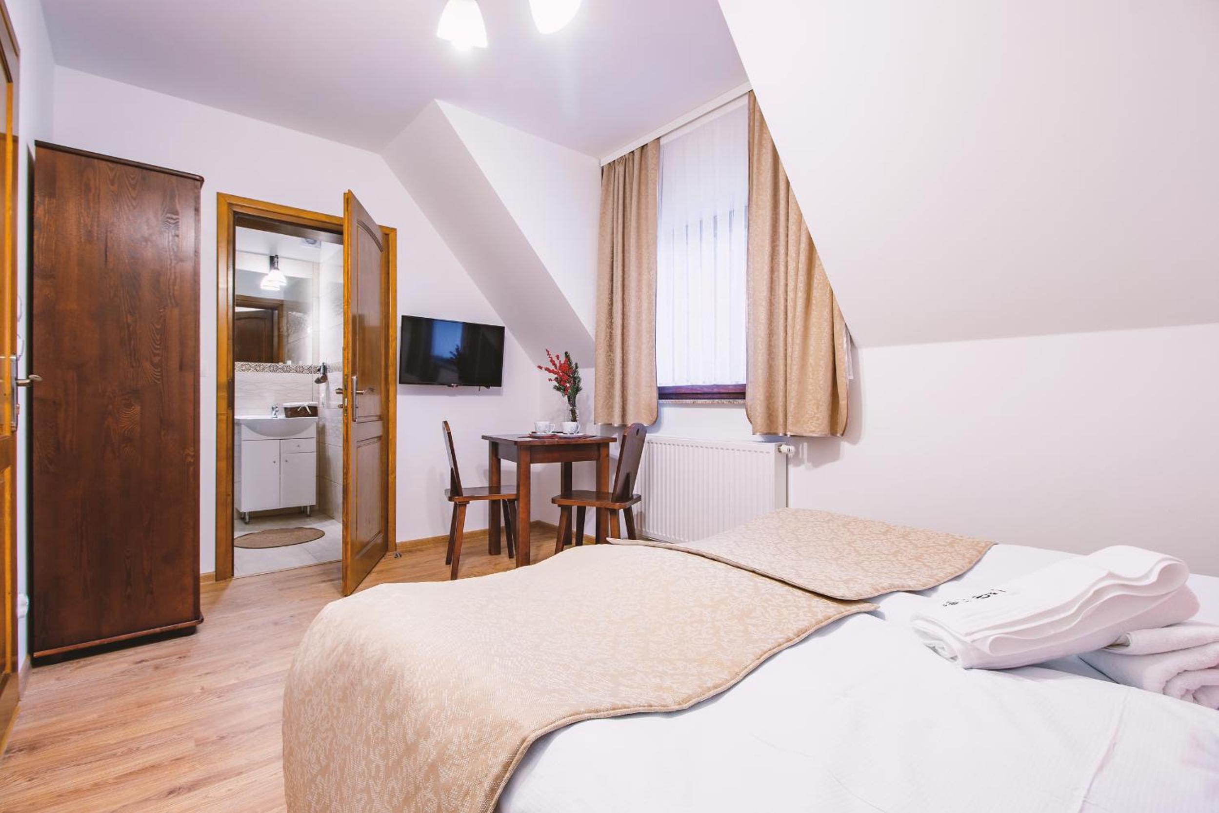 Double Room - Photo 9