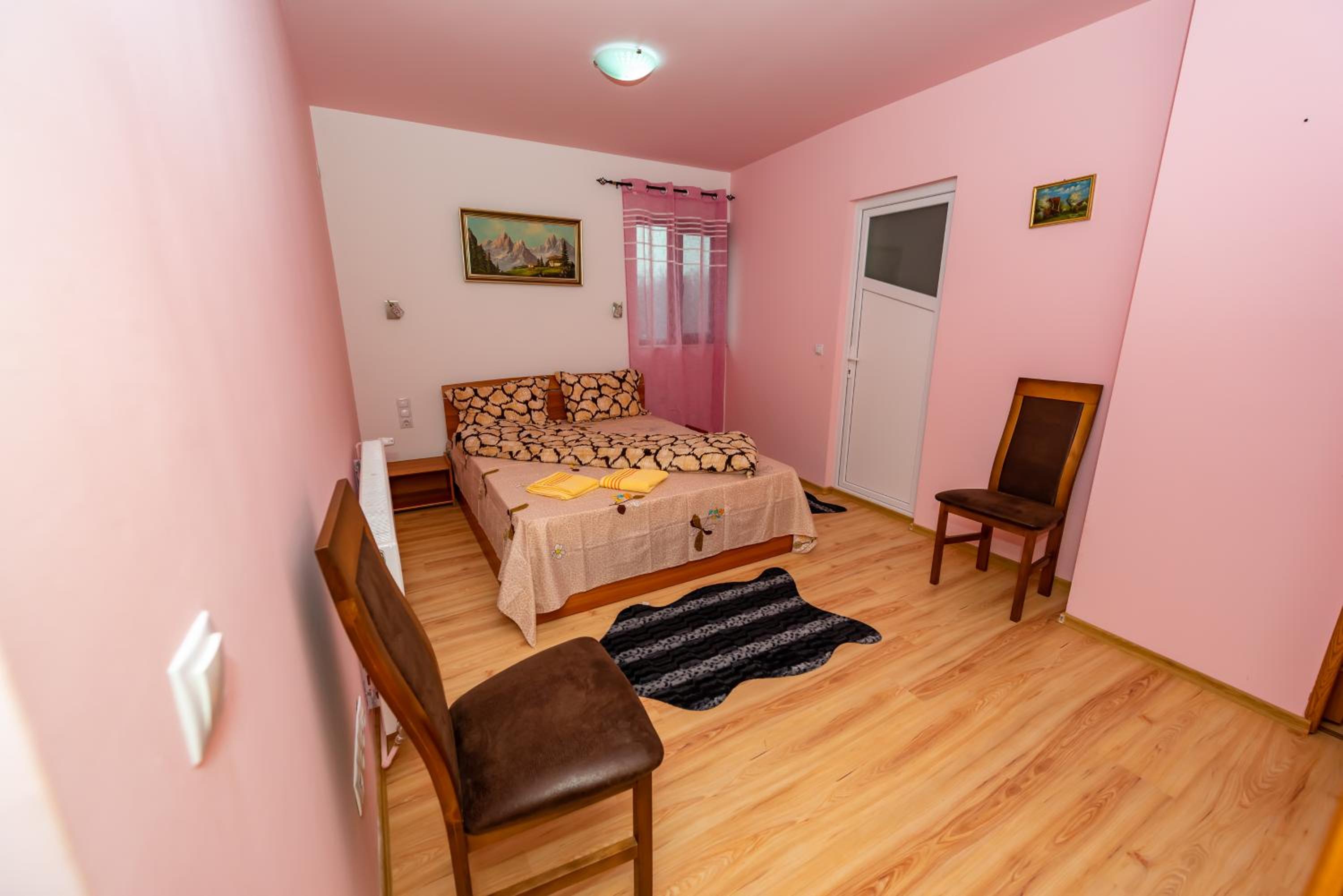 Double Room with Private Bathroom - Photo 4