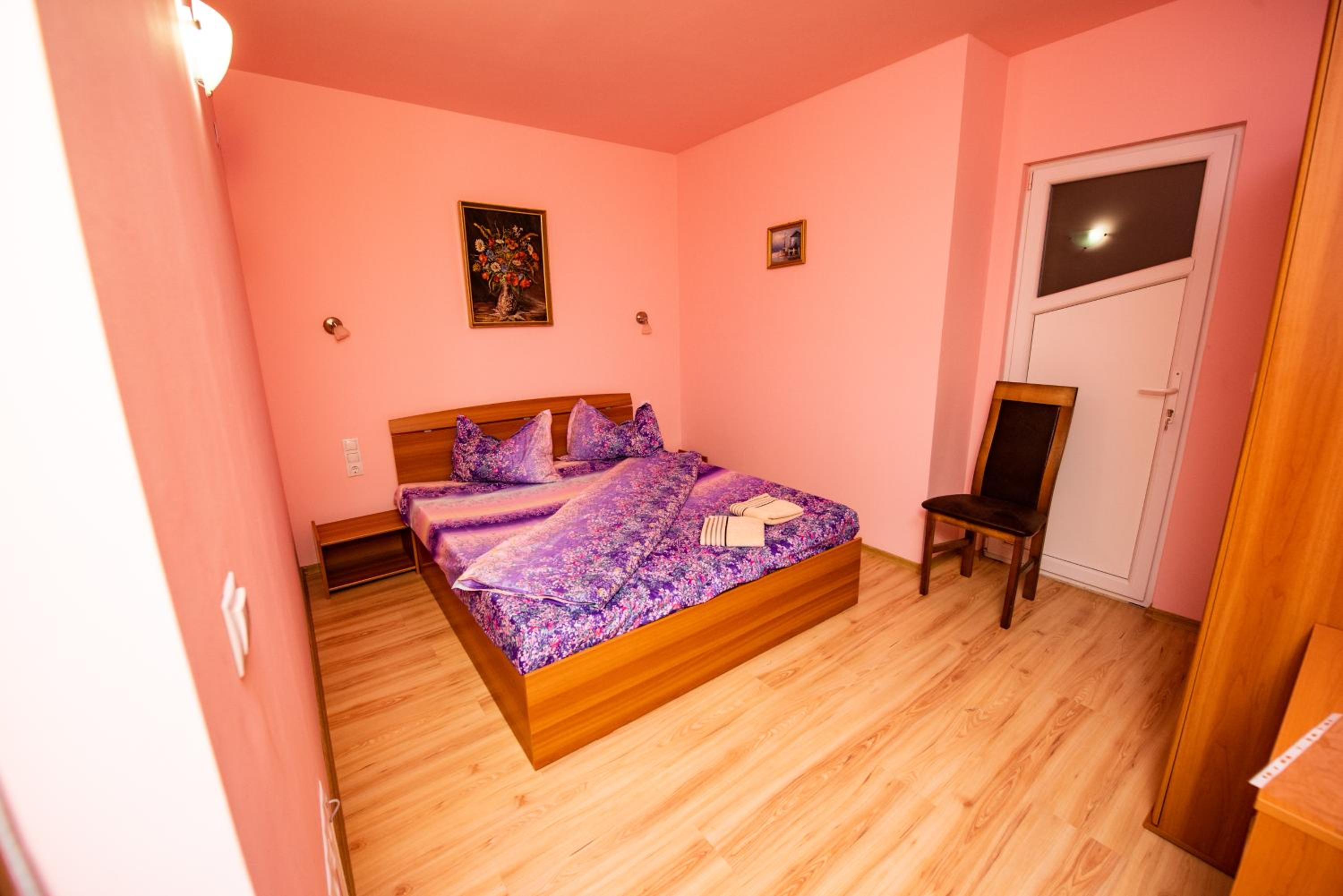 Double Room with Private Bathroom - Photo 12