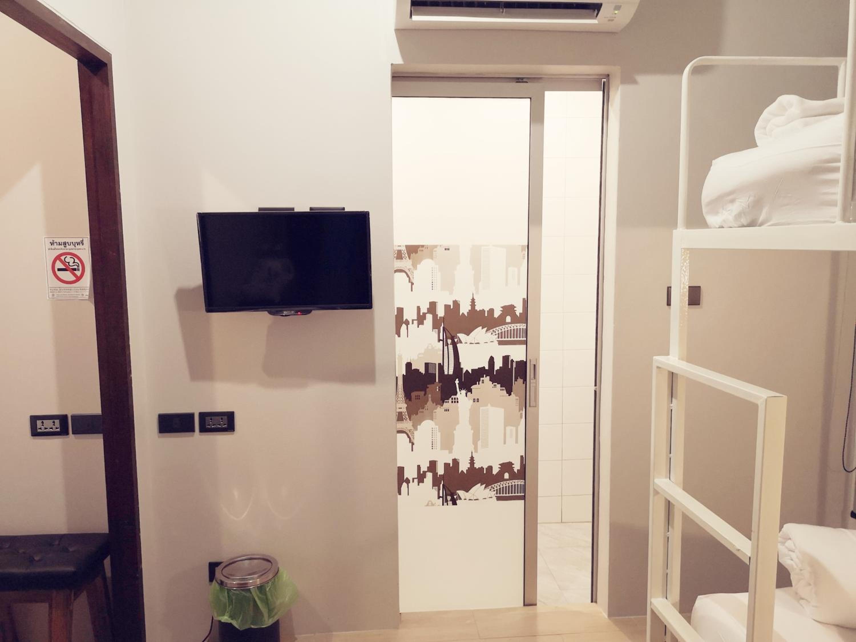 Quadruple Room with Private Bathroom - Photo 11
