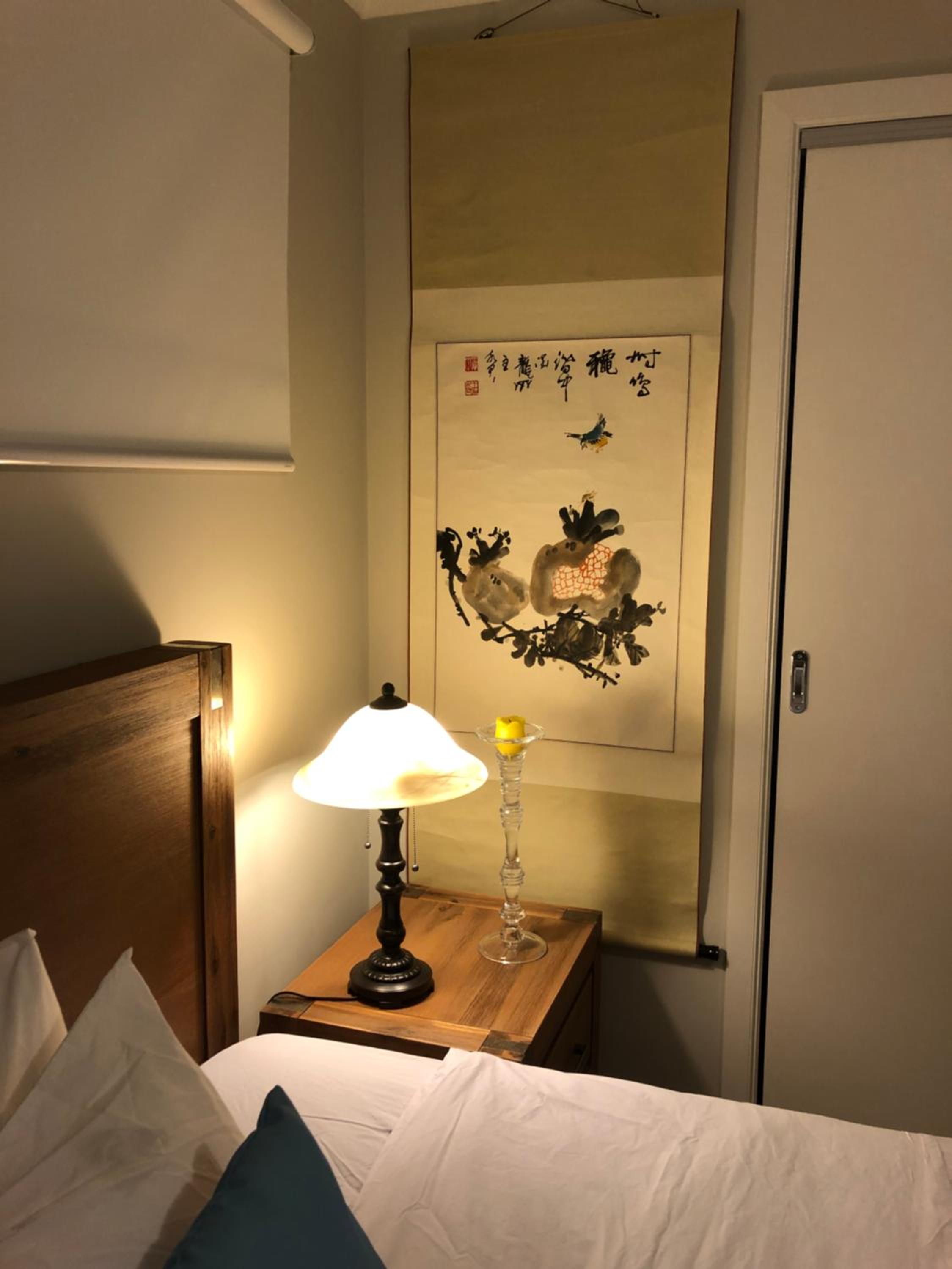 Queen Room with Shared Bathroom photo 2
