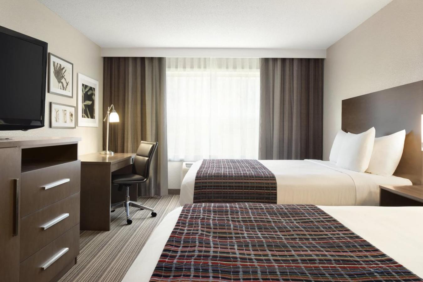Queen Room with Two Queen Beds photo 1