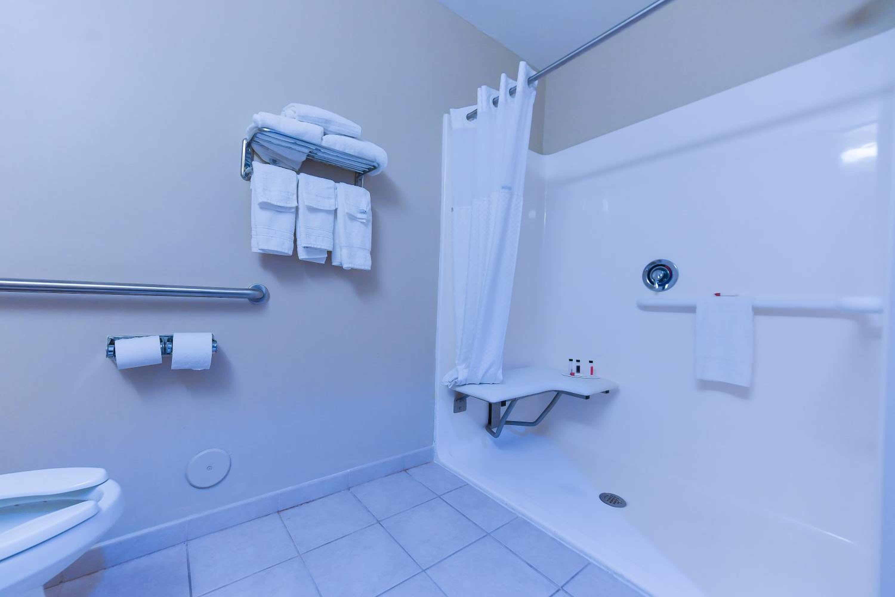 Queen Room with Two Queen Beds and Bath Tub - Mobility Accessible/Non-Smoking - Photo 2