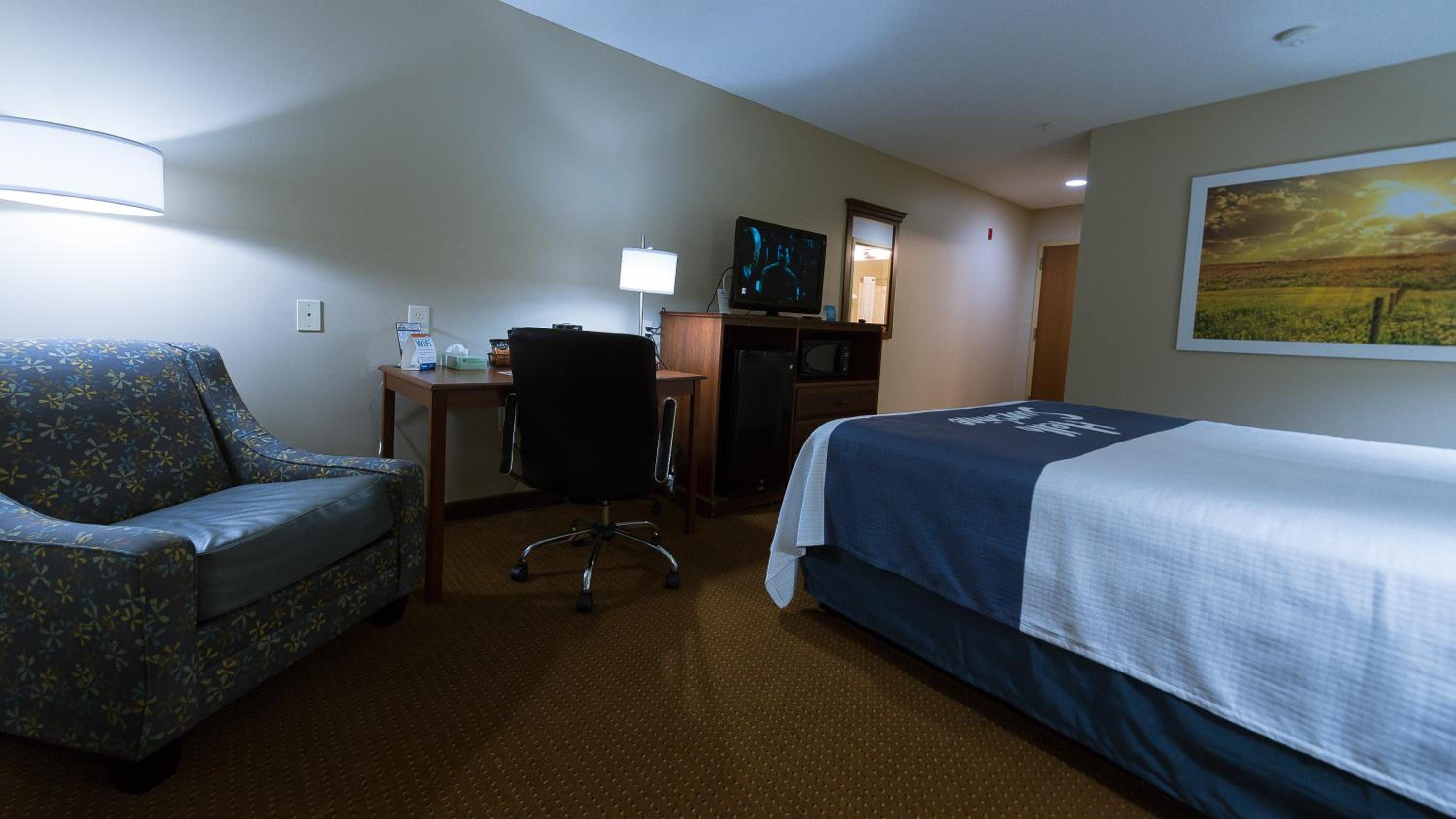 King Room - Non-Smoking - Photo 3
